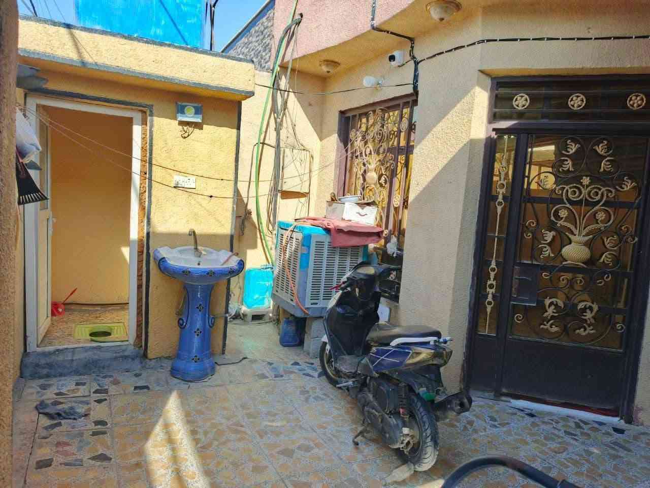 بيت للبيع مساحة 150
‏واجهة 7٫5 نزال 20 
‏الطابق الاول استقبال ومطبخ وحولي وغرفتين نوم وترك وحمام ومنور 

‏الطابق الثاني بيتونة وغرفتين نوم وحولي وحمام 

‏وسطح كلة شتايكر 

‏البيت كامل كاشي سيراميك 

‏سبع قصور شارع ابو علي مقابيل المصور مرتضى الرماحي
               ( ب70 وبي مجال )
       للاستفسار  ***********

