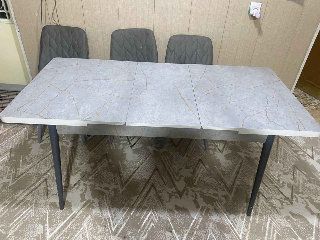 ميز طعام للبيع كلش نظيف ويتكبر ويصغر بدون كراسي 
السعر قيم بما يرضي الله
