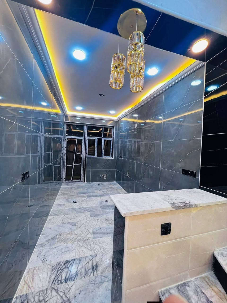 ##
مشتمل ركن حي الظباط
منطقة حي الجهاد ديوان الضباط 
مساحه كل مشتمل 55 متر ثلاث طوابق. 
خلف الاربع شوارع مباشرة 
جبهه 6 متر نزال 9 وربع 
طابقين ونص 
مدخلين صاله مطبخ
 معزول حمام منور  
ويحتوي الطابق الثاني على:-☝️☝️
غرفتين نوم😴😴 وحمام 
طابق الثالث :-  بيتونه وغرفه😴😴 وسطح

للاستفسار الاتصال  *********** يوجد واتساب 📞
