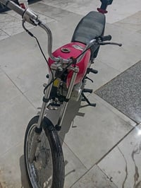 دراجة بخارية رائعة ذات لون وردي لامع ومزينة بكلمة MARDE على الجانبين. ...