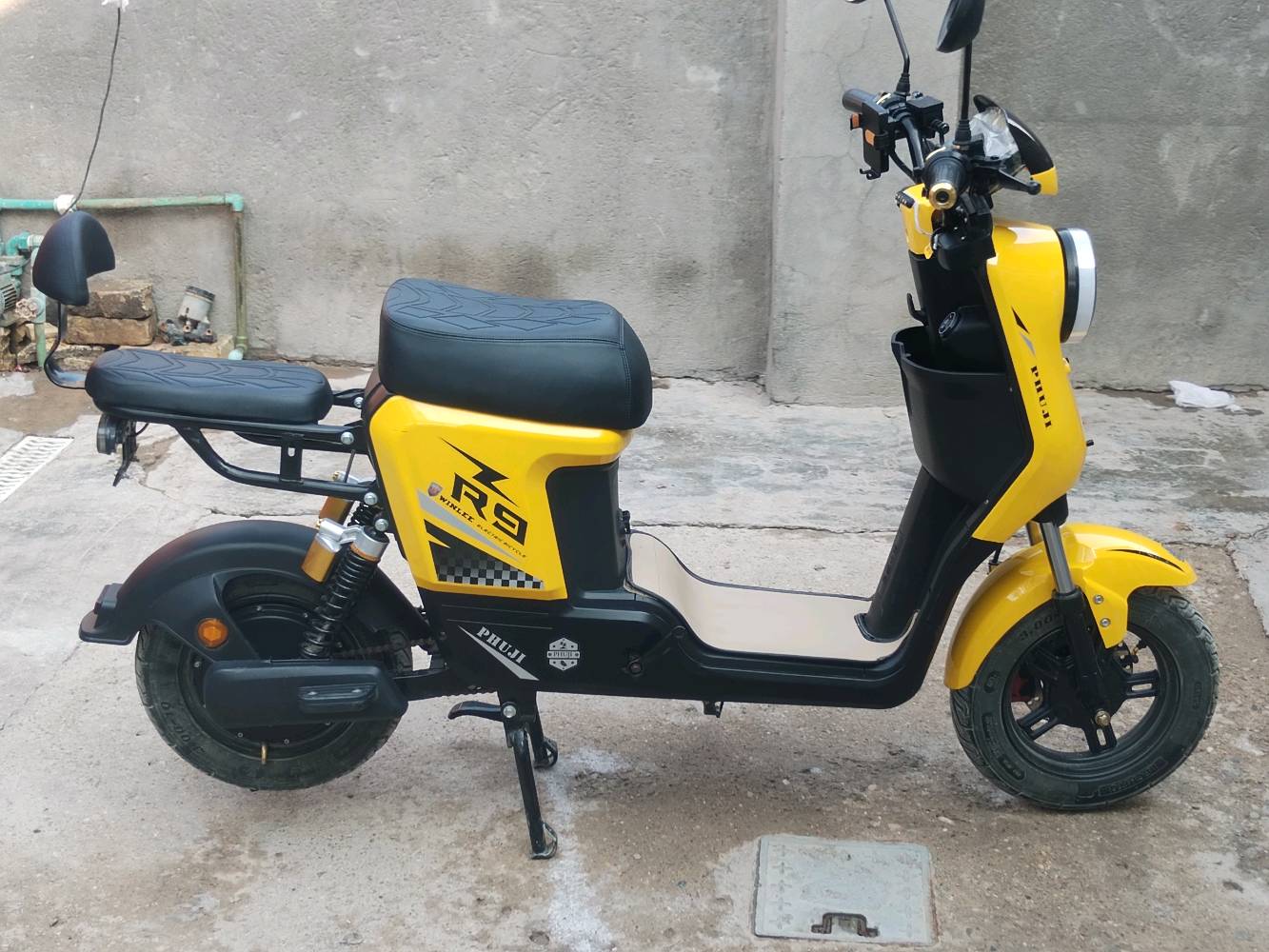 السلام عليكم دراجة شحن للبيع نوع R9 موديل 2026 جديدة بعدهة تشتغل بصمة وكرت وبل سويج بيهة حساس من السرقة ونظام قفل الستيرن بطاريات بلادية ما مبدلة كهربائياتهة كلهة شغالة 