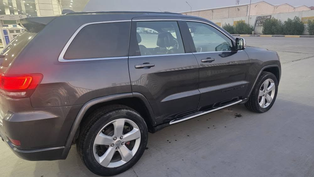 السلام عليكم للبيع او المراوس حسب القناعه 
جيب كراند شيروكي بلاك توب موديل 2015 
مواصفات البلاك توب والسياره بيها فتحه شاشه - كبيره -  كشنات كنتاره - جنطه كهرباء 
السياره بيها صبغ ٥ قطع ٣ مال الحادث جاملغات وبنيد مثل ماموضح بصوره الحادث وقطعتين باب وجاملغ خلفي جهه السايق اثر دراجع انصبغن شويه بس معجون بالباب 
السياره باسمي تحويل ثاني يوم 
ال ١٥ يشتغل على البانزين العادي للي ميعرف نو مثل ال ١٦ وفوك لان محرك امريكي رخيص مو ايطالي غالي ويريد بانزين محسن 
نقصها ربل مكينه ( دجات مكينه) 
السعر ١٧٥ وبي مجال 
مكاني البصره الاربع شوارع 
*********** البصرة, العراق
