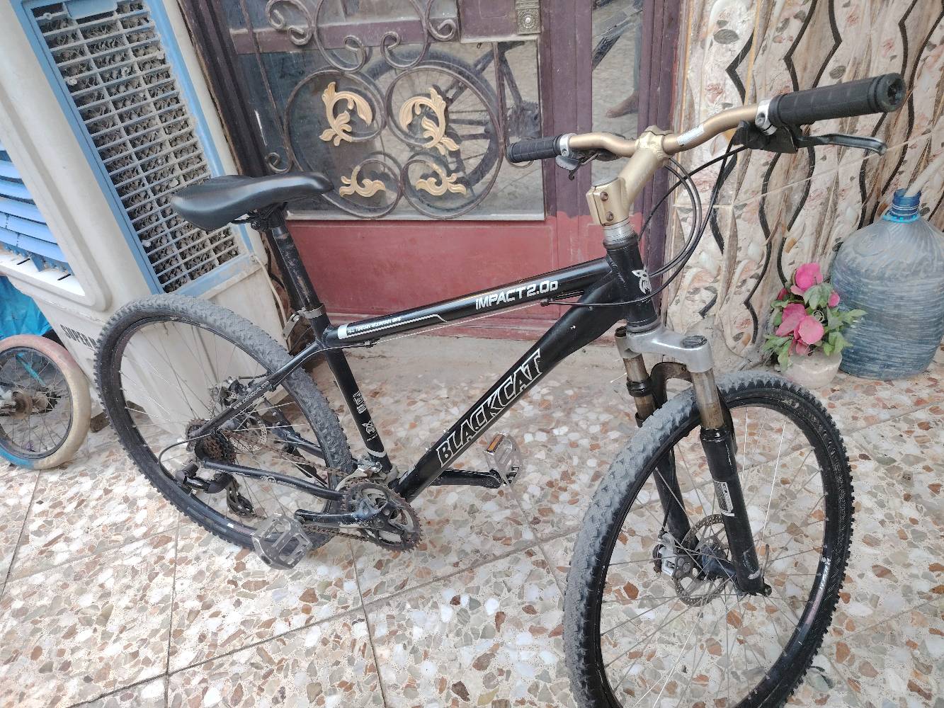 للبيع: دراجة هوائية (Black Cat) بحالة ممتازة!    سعره 115 الف 
فرصة لمحبي الدراجات، دراجة هوائية من ماركة عالمية (Black Cat Impact 2.0D) بحالة نظيفة جداً وجاهزة للاستخدام الفوري، الدراجة "مقفولة" ولا تحتاج إلى أي مصاريف أو تصليحات.
​المواصفات:
​الحجم: 26.
​الهيكل: ألمنيوم خفيف وقوي.
​الفرامل: ديسكات (نظام دبل) أصلية تعمل بكفاءة عالية.
​نظام الغيارات: قير "العقرب" أصلي، يحول بسلاسة ودقة.
​الحالة: الدراجة كاملة، تعمل بالكامل ولا يوجد فيها أي نقص.
​معلومات إضافية:
​العنوان: بغداد - البلديات.
​ملاحظة: لا توجد خدمة توصيل.
​للتواصل والاستفسار (واتساب فقط): ***********