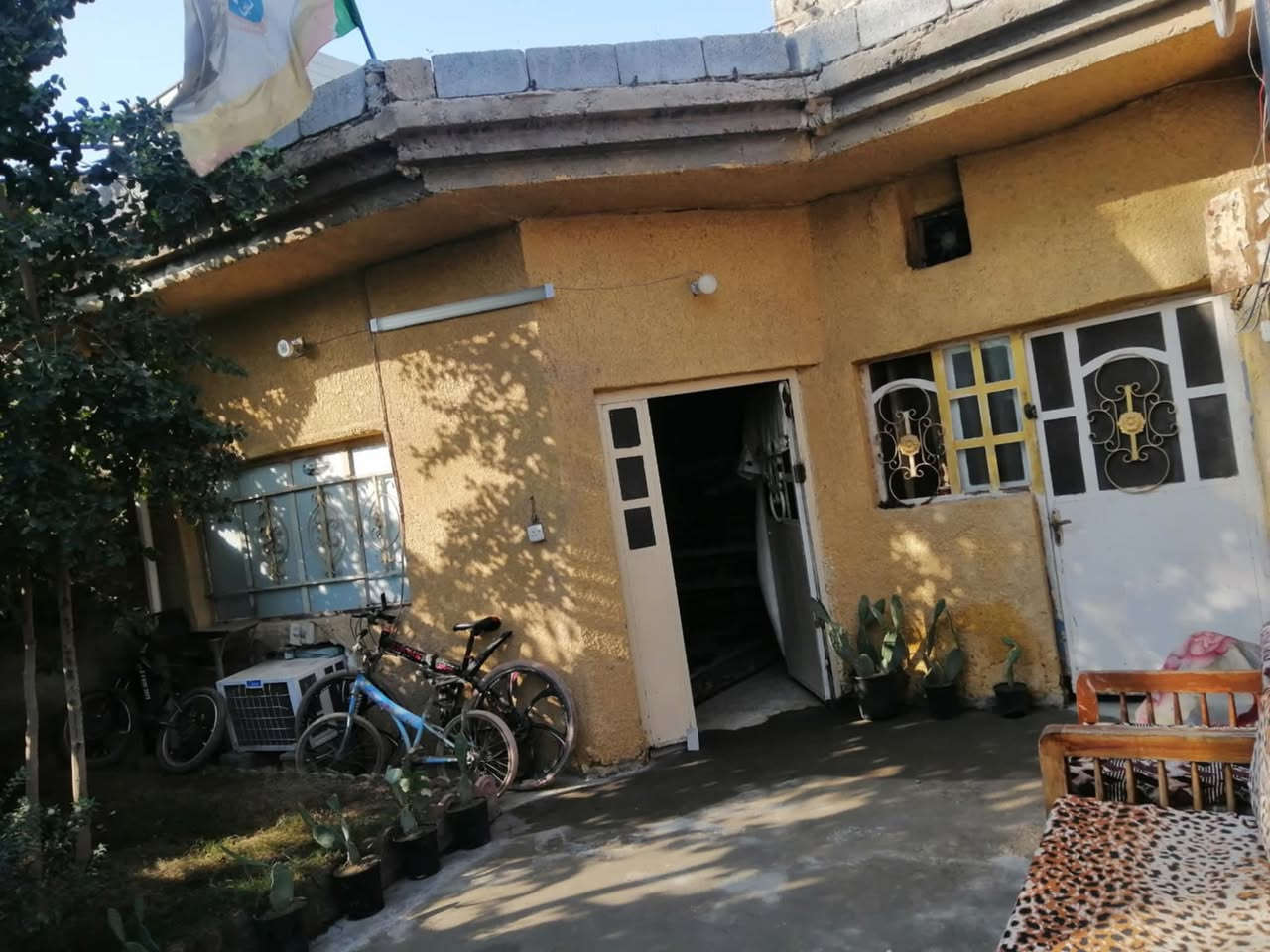 دار للبيع وقف سني كميره عله المشروع قرب مدرسه البذره الصالحه وقاعه المصطفى البيت مساحه تقريبا 190 متر عله فرعين يصلح بيتين منفصلين او بيت واحد الي واجهت عله شارع غني مساحه 84 تقريبا
والي عله شارع ابو ادريس 105 تقريبا مجموع البيت يحتوي عله ثلاث غرف نوم اكبار وهول كبير وكل باب بي طارمه تدخل بيها سياره وحديقه وحمامات عدد 2 مناور عدد 2 مطبخ عدد 2 حولي كبير  عدد2 
السقف صب كونكريت 
ينفصل يصير بيتين كل بيت عله فرع حالين احنه فاتحي بيت واحد السعر عله الخاص او الاتصال بالرقم *********** 
ملاحضه تستلم البيت مصفر وقف
