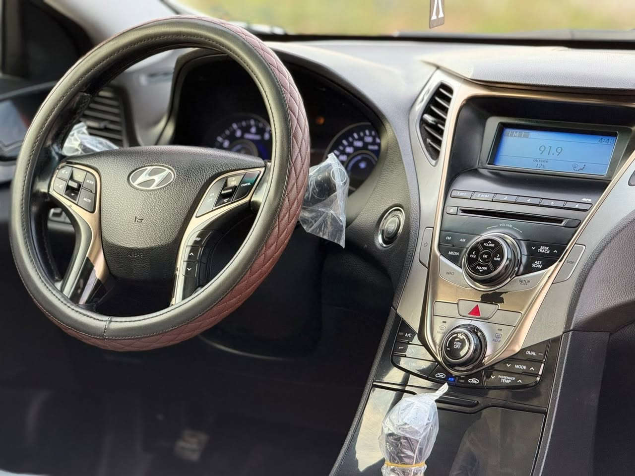 السلام عليكم هونداي ازيرا موديل 2013خليجي كفاله عامه لا صبغ ولا بارد كفاله كامه المواصفات فول كدامك المواصفات
محرك 6 سلندر شرط الفحص السيارة جديدة جدا تريد تحويل او وكاله 
تخم تاير حداديه تبريد تدفئة كلشي جاهز بيهة 
ميحتاج اذكر مواصفات كدامك المواصفات سعرهة 137 مكاني واسط قضاء الحي 
***********
***********
