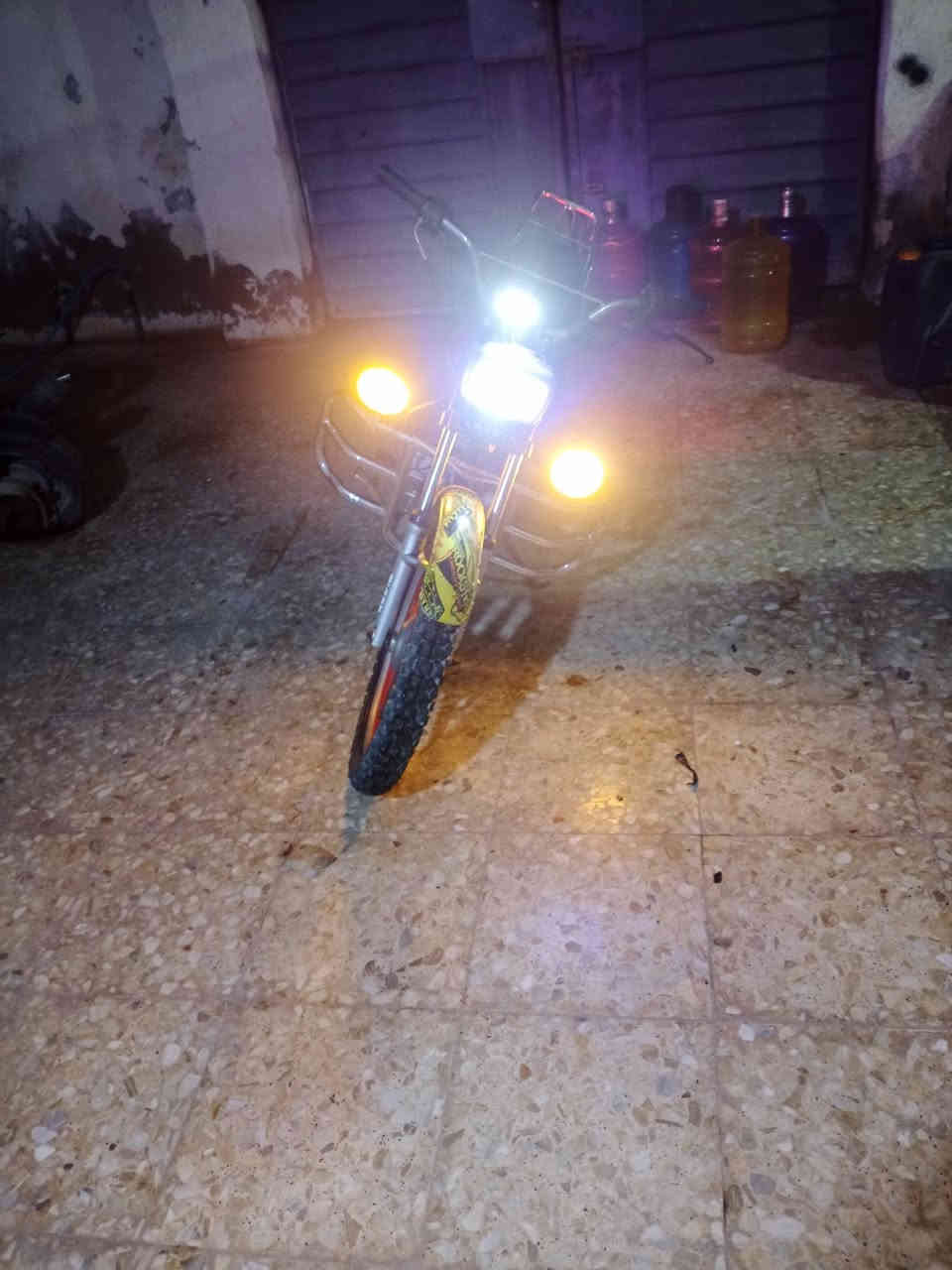 السلام عليكم دراجة ارشة ٤ كير وسلف موديل 21  تجفيت جديد صار 5 ايام تخم تاير جديد كهربائيات كلهة شغالة السعر 375 وبيهة مجال الاتصال  ***********
