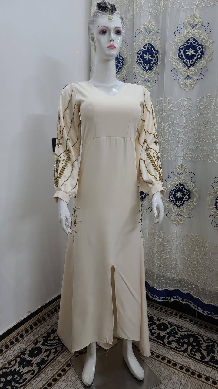 🌟فستان راقي بلون اوف وايت الملكي 🌟اذا تحبين الاناقة والبساطة مع المسة فخامة. هاذ الفستان الك 👌🤍✨قماش ناعم وانسيابي يبرز جمال الجسم✨شغل يدوي ذهبي راقي علئ الاكمام يضيف المسة فخامة ✨تصميم طويل بفتحة امامية خفيفة لستايل عصري وانيق.✨ مناسب للمناسبات. السهرات والخطوبة والمهر اطلالة هادئة لكن تخلي الكل يلتفت 👑📩للحجز والستفسار مراسلة الصفحة. توصيل متوفر


**إذا كنت صاحب هذا الإعلان وتريد حذفه لأي سبب، رجاءا أرسل رسالة إلى الدعم الفني**