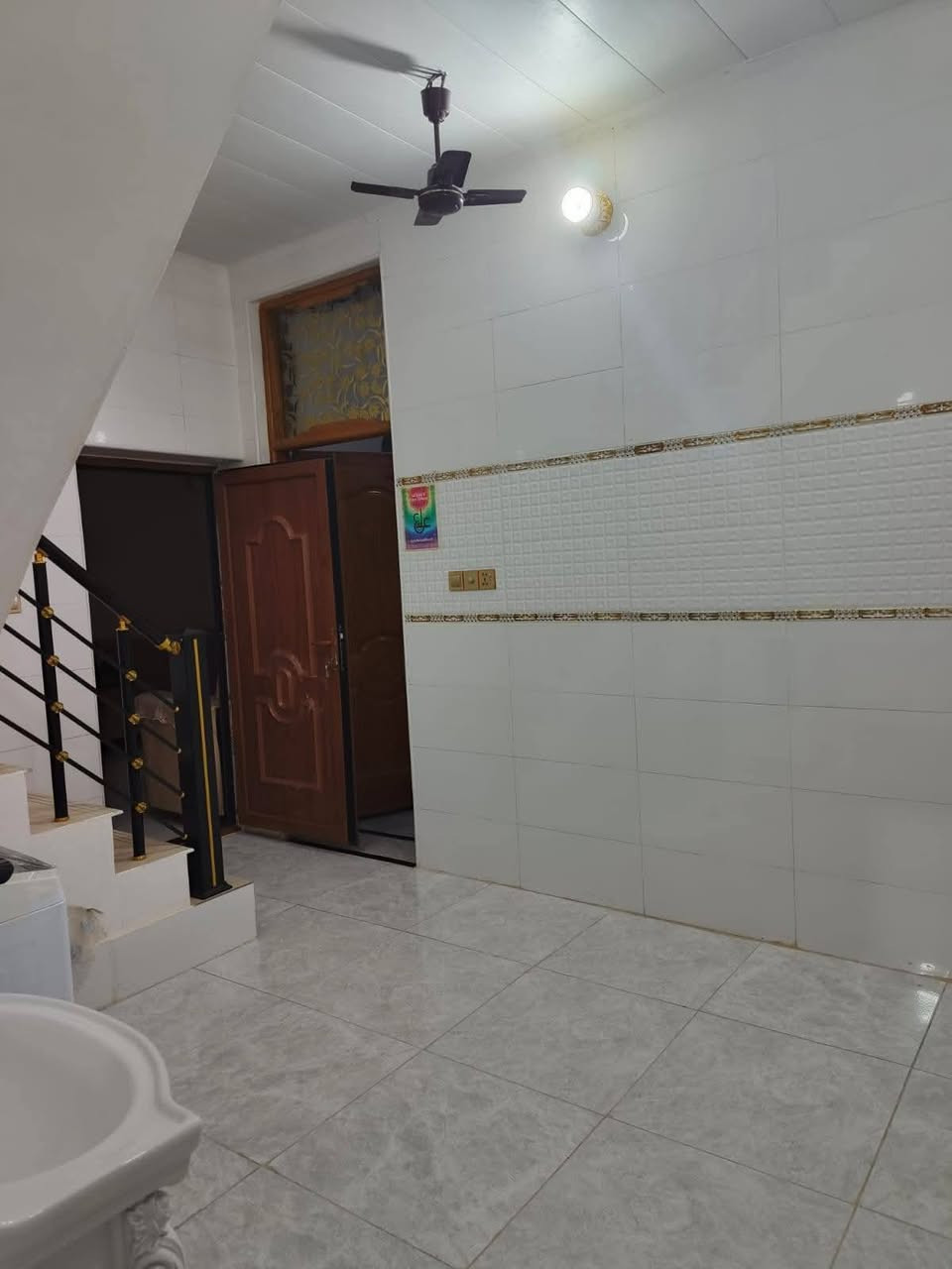 بيت للبيع المساحة ١٠٠ متر مربع طابقين
الطابق الأول غرفه وصاله واستقبال ومطبخ وحمام داخلي وخارجي بناء طابوق جمهوري اساس وسكف صب كونكريت مسلح بناء جناي الطابق الثاني ثرمستون يحتوي غرفتين وصاله وحمام وسطح

خلف سكله الكرعاوي زراعي ميسان  شارع الزوار

للاستفسار ***********
سعره ٦٣ بي مجال
