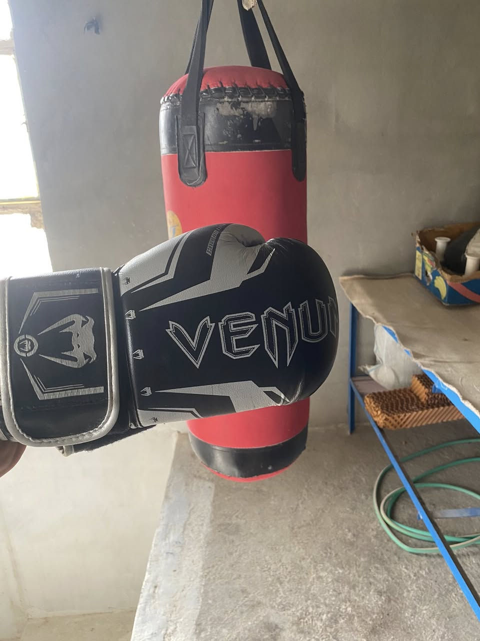 سلاموعليكم
ئەم بۆکسینە بۆ فرۆشتن لەگەڵ جوتی دەسکیش یاریە زۆر کەمی پئ کراوە لەبەر بئ مەجالی دەی فرۆشم بۆکسینەکە و دەسکیشەکەیش بۆخۆم سەندبووم شتی چاک و ئەسڵ و دەرەجە یەکن هەر کەس حەزی لیە لەخزمەتیام چاتم بۆ بکات


**إذا كنت صاحب هذا الإعلان وتريد حذفه لأي سبب، رجاءا أرسل رسالة إلى الدعم الفني**