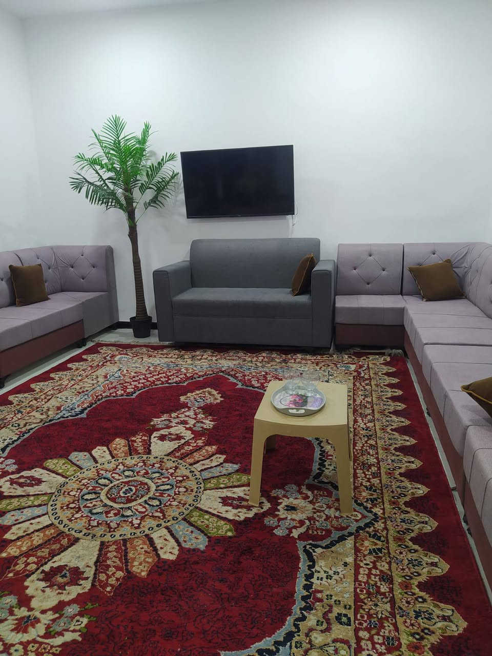 #اسعد_الله_اوقاتكم_بكل_خير⁉️👋 
#البصره 
دار للبيع 
مساحه 200 م 
حي الزيتون شط المحجر
طابو زراعي عراقي سند 25 
راعي الأرض نفس المنطق 
غرف نوم عدد 2
ديوانيه و صاله 
مطبخ و صحيات 
الطابق الثاني 
غرف نوم عدد 2
صاله و صحيات 
بناء بلوك الجريان
ماء كهرباء مدارس قريب 
شارع 10 م 
السعر 145 و بي مجال 
هاتف ☎️ ***********☎️
