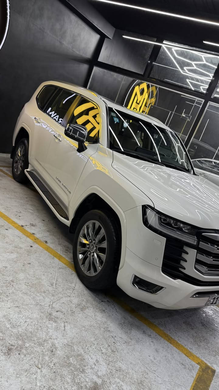 السلام عليكم 🌟  

للبيع Toyota Land Cruiser موديل 2023  
فئة VX — محرك توين تيربو  

📌 الممشى: 58 ألف كم  
📌 ضمان شركة SAS  

✨ المواصفات:  
✔️ حساسات أمامية وخلفية  
✔️ رادار + مانع تصادم  
✔️ تدفئة وتبريد للمقاعد الأمامية والخلفية  
✔️ شاشات أمامية وخلفية  
✔️ نظام تعتيم للمرايا  
✔️ تحديد سرعة + تنبيه خروج عن المسار  
✔️ مقاعد كهرباء مع حفظ وضعيات  
✔️ ستيرن كهربائي مع حفظ  
✔️ مرايا قلاب عند الرجوع  
✔️ وضعيات قيادة متعددة  
✔️ نظام نزول وصعود المنحدرات  

🔹 السيارة مكفولة كفالة عامة  
🔹 ملاحظة: بارد خفيف بباب السكن  
🔹 السيارة باسمي والتحويل ثاني يوم  

📍 بغداد / الدورة  
📞 ***********  
اتصال أو واتساب  
السعر خاص او الاتصال على الرقم +واتساب
