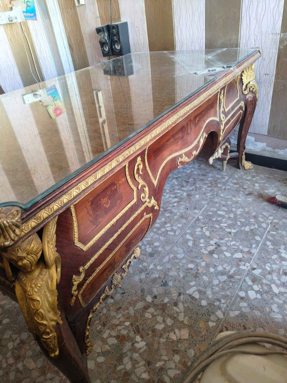 ميز مكتبي خشب زان مصري الاصلي شغل درجه اولى 
السعر 150 العنوان ورديه خارج ***********
