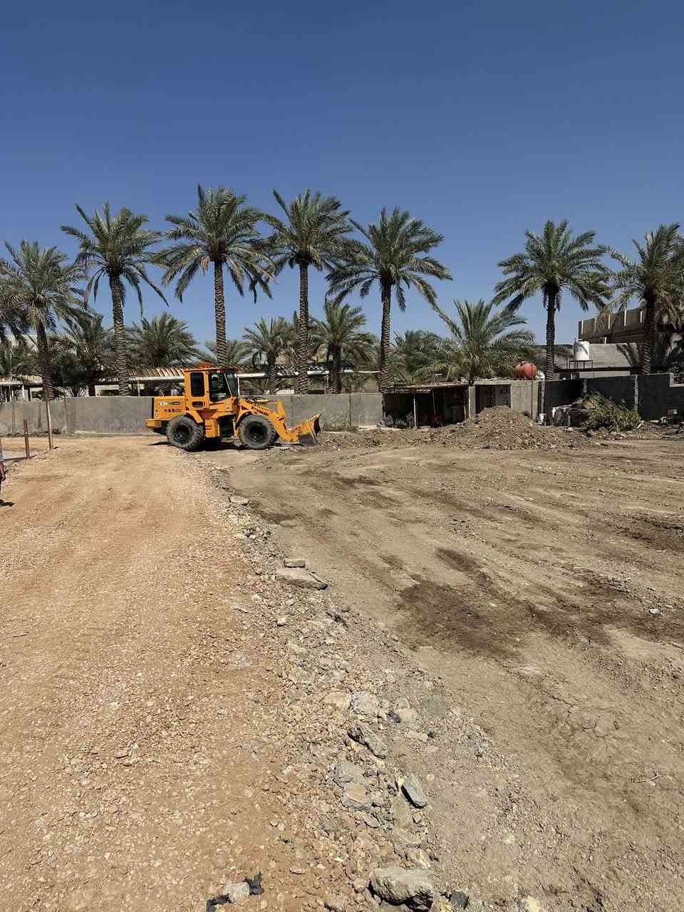 ارض زراعيه للبيع المساحه الكليه 675 او تقسيم 
تحتوي على بيت 150 متر 

شارع 6 متر  تبعد عن شارع البكرلي الرئيسي 50 متر فقط وموضح بالفديو. 
الموقع قرب جامع سلمان المحمدي 

للاستفسار اكثر الاتصال على الرقم ***********

