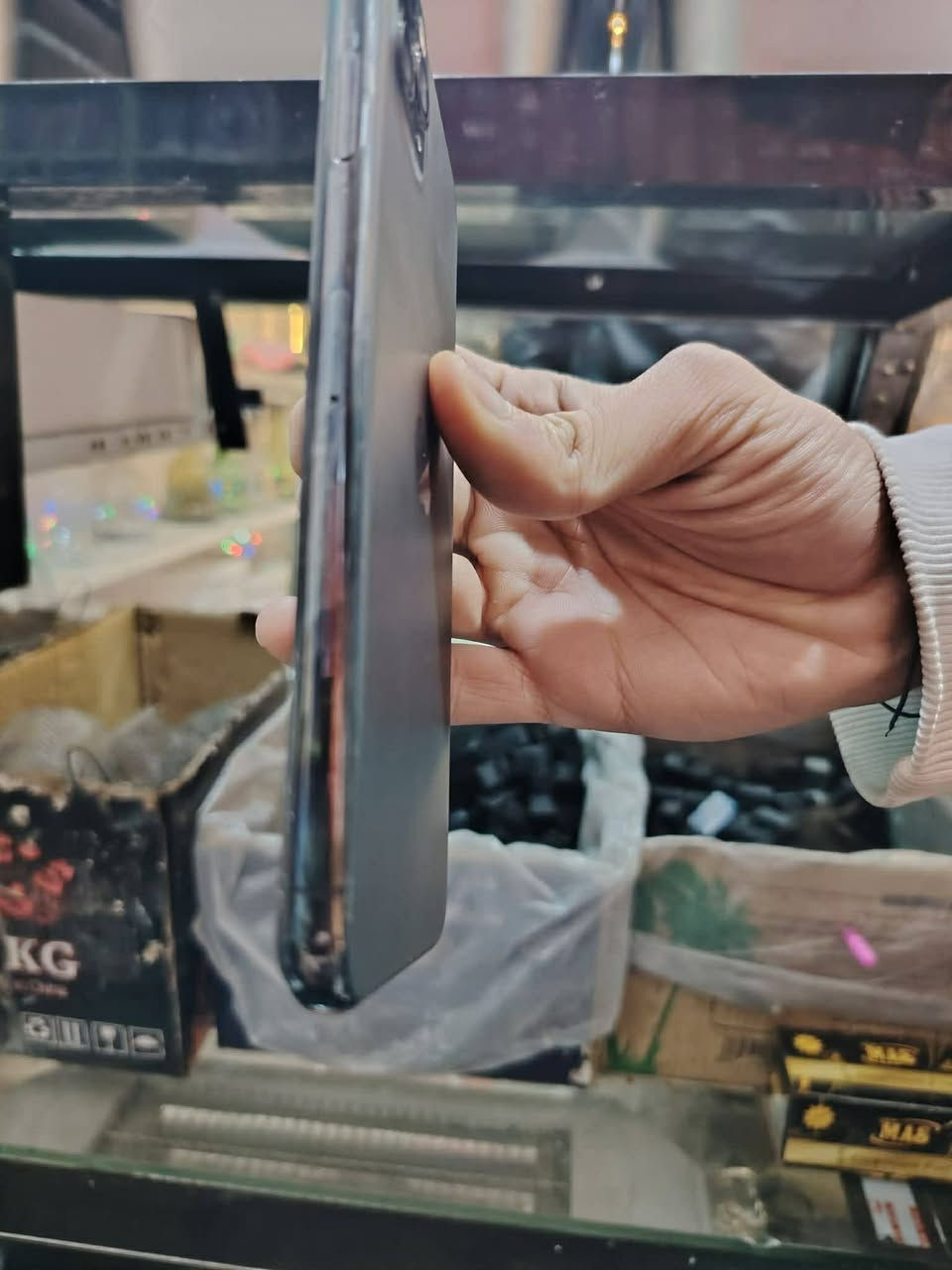 السلام عليكم
ايفون 11برو ماكس 
شرط ما مفتوح (كارتونه موجود) 
ذاكره 256
بطاريه 81
نظافه 100بل 100
وين ما يعجبك افحص 
السعر 425 وبي مجال 
مكاني موصل ايسر 
***********بي واتساب
