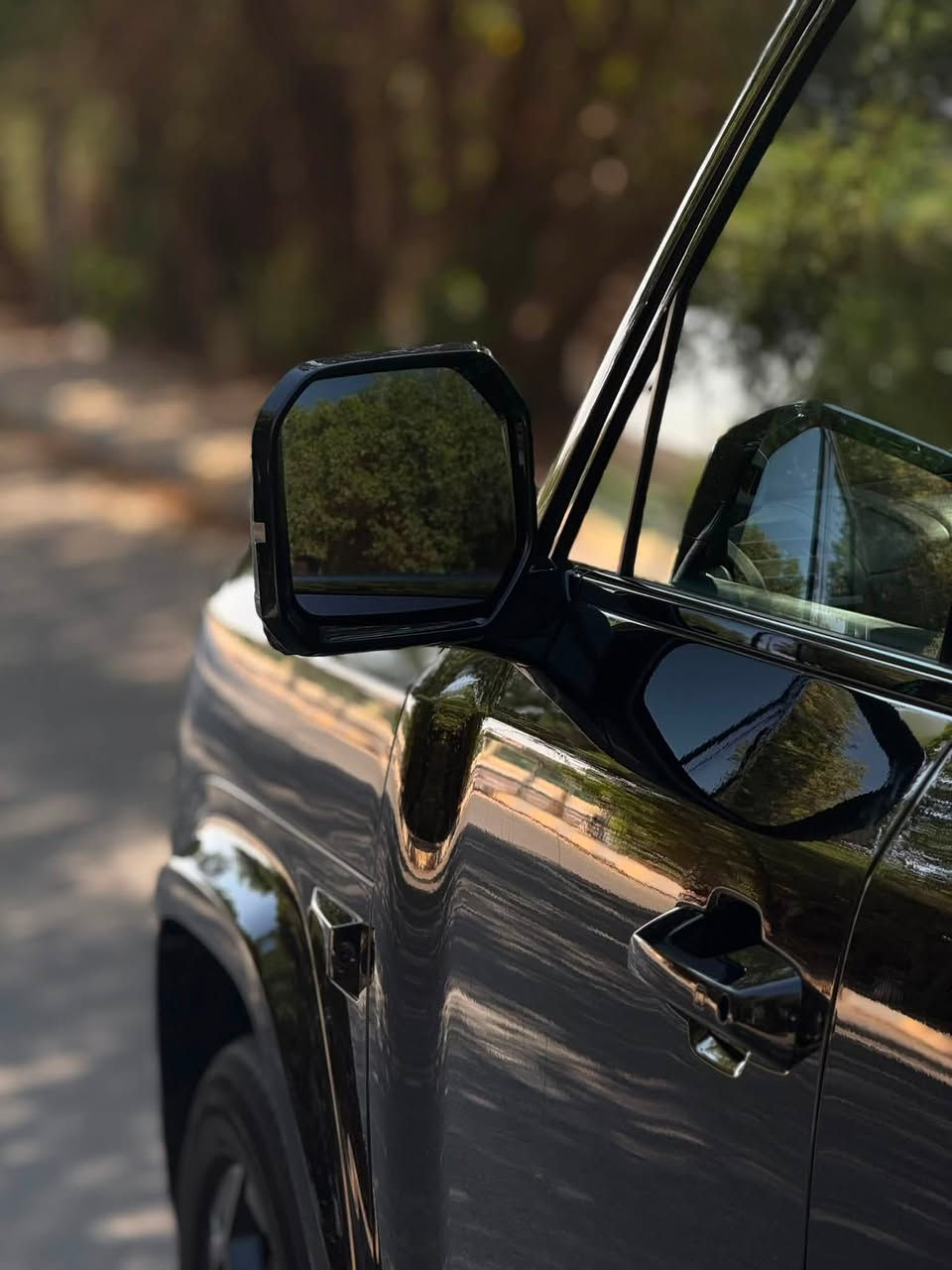 ن)
✅ الموديل: 2025
✅ المحرك: 1.5 لتر تيربو + نظام هايبرد قابل للشحن (PHEV)
✅ نظام الدفع: رباعي ذكي (AWD)
✅ القوة: حوالي 483 حصان
✅ العزم: 620 نيوتن.متر
✅ التسارع: من 0 إلى 100 كم/س خلال 4.5 ثانية
✅ البطارية: Blade Battery سعة 35.6 كيلوواط/ساعة
✅ المدى الكهربائي: حتى 190 كم (CLTC)
✅ المدى الكلي: حتى 1300 كم

المواصفات:
✔️ شاشة وسطية كبيرة متعددة الوظائف
✔️ شاشة عرض أمامية (HUD)
✔️ سقف بانوراما
✔️ 13 كاميرا 360° وحساسات أمامية وخلفية
✔️ مقاعد جلد كهربائية مع التدفئة والتبريد والتدليك (أمام)
✔️ شحن لاسلكي للهاتف
✔️ ثلاجة داخلية تبريد/تسخين
✔️ نظام صوتي فاخر
✔️ مثبت سرعة متكيف
✔️ المحافظة على المسار، مراقبة النقطة العمياء، وفرملة طوارئ تلقائية
✔️ تشغيل ذكي بدون مفتاح
السعر المطلوب ٥٧ مليون 
السياره ماشيه ٨٠٠٠ الف وقابله للزياده
***********
مكفوله كفاله عامه
