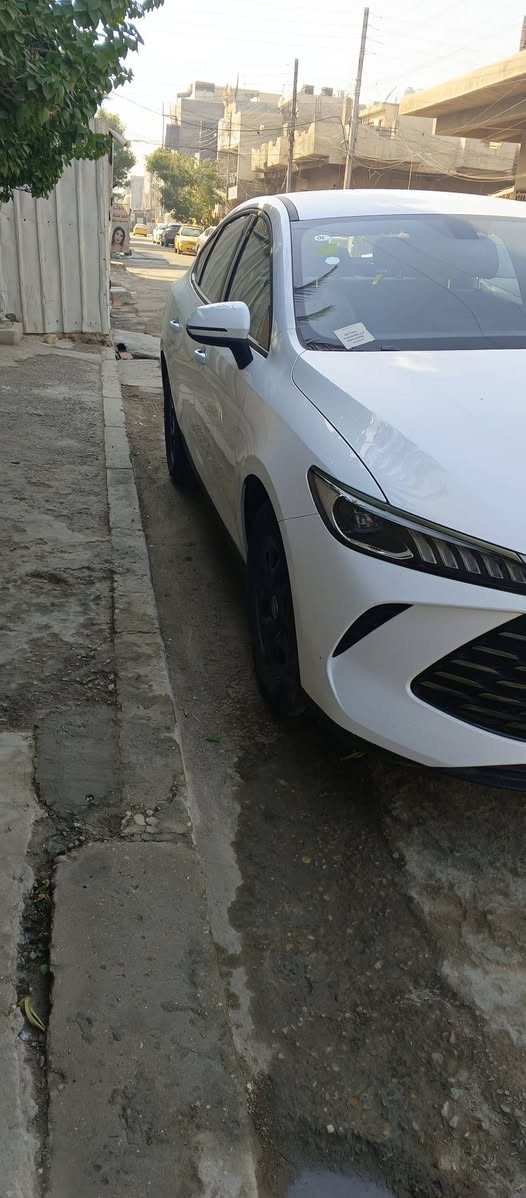 السلام عليكم سيارة BYD جن ابلاس للبيع موديل 2025 زيرو السعر 19 مليون و300 الف
ملاحضة:بيهة شخط بصيط بين الجاملغ والباب الخلفي 
للاتصال:***********
            ***********
