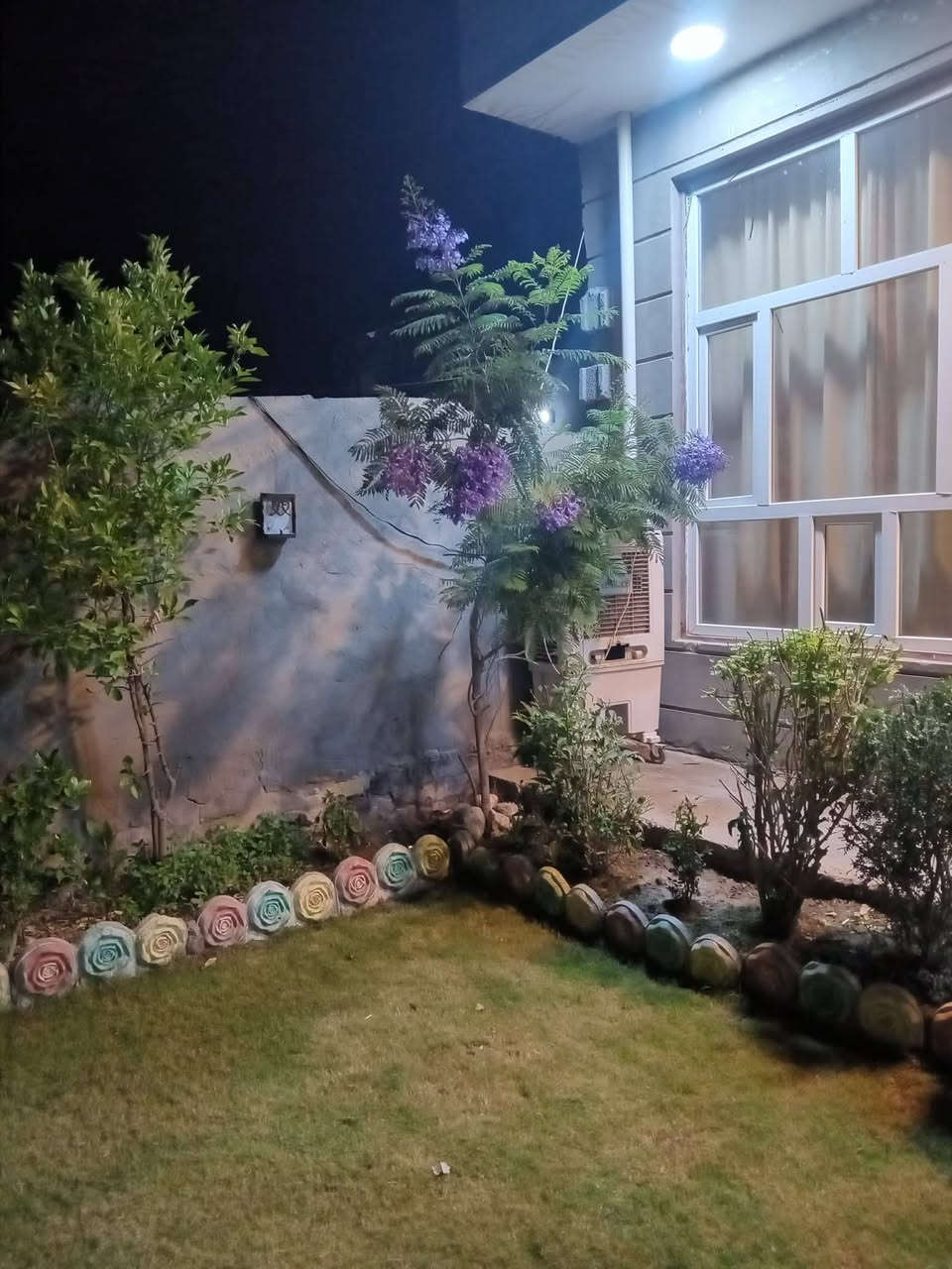 دار للبيع المساحه ٢٥٠سند ٢٥البيت يحتوي على غرف عدد٢وصاله واستقبال ومطبخ البيت طابق واحد وبيتونه ٨في٤الخدمات ماء مجاري كهرباء العنوان الصويرة حي الجهاد خلف معمل الطائي السعر ٧٢ للاستفسار على الرقم/*********** ***********واتساب مفتوح
