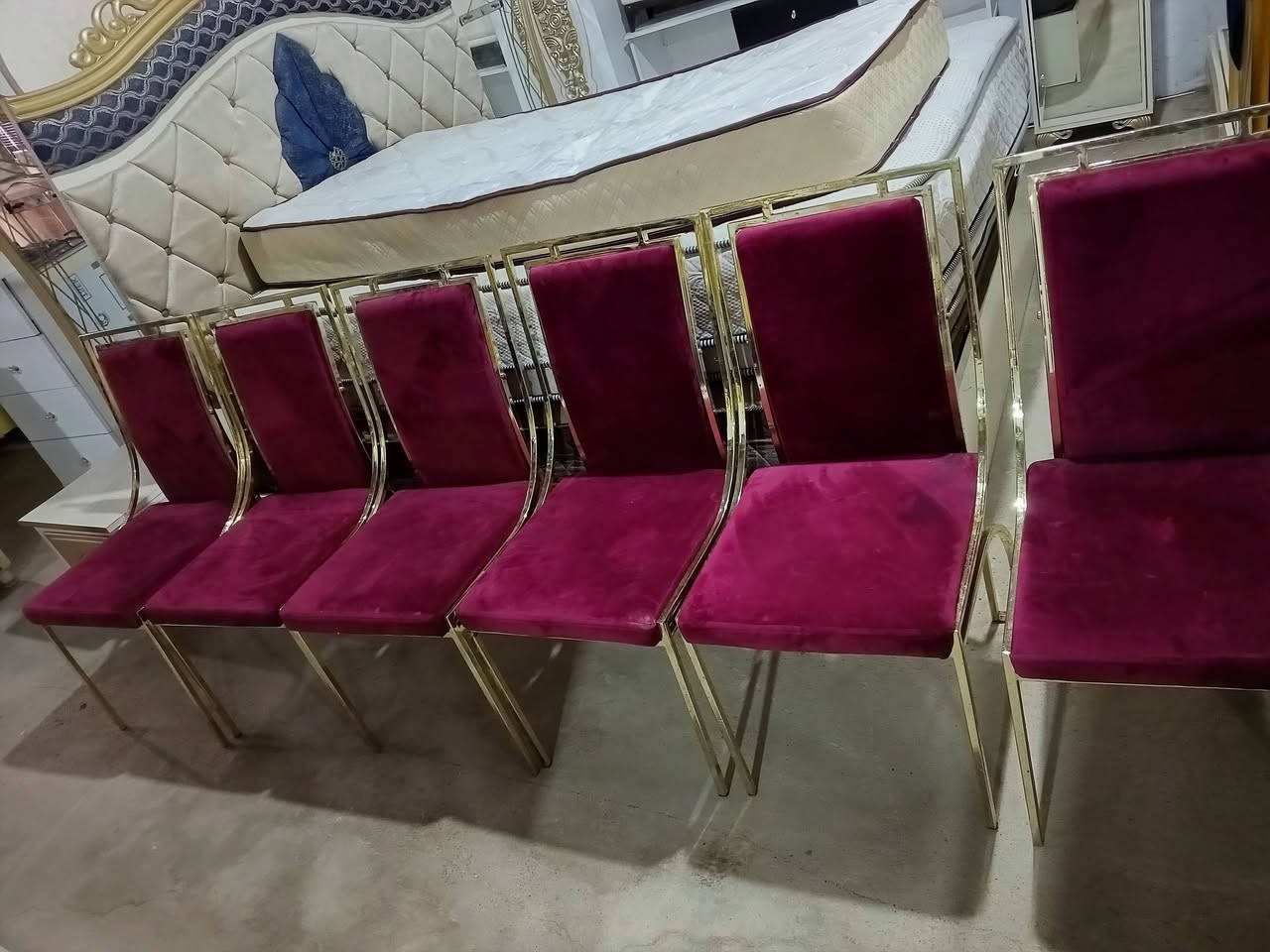 كراسي حديد رقم واحد 6قطع سعر 145 الف عنوان سيميل مسيريك قرب صيدليه بيلا ب فرع ***********
