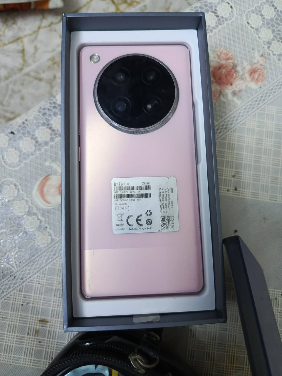 السلام عليكم للبيع انفنكس زيرو 40جهاز جديد مع كامل الملحقات عدا الشاشه بيه كسر في الكلاس ما ماثر في اللمس. ذاكره 512.مكاني بغداد الاتصال‏‪***********‬‏
