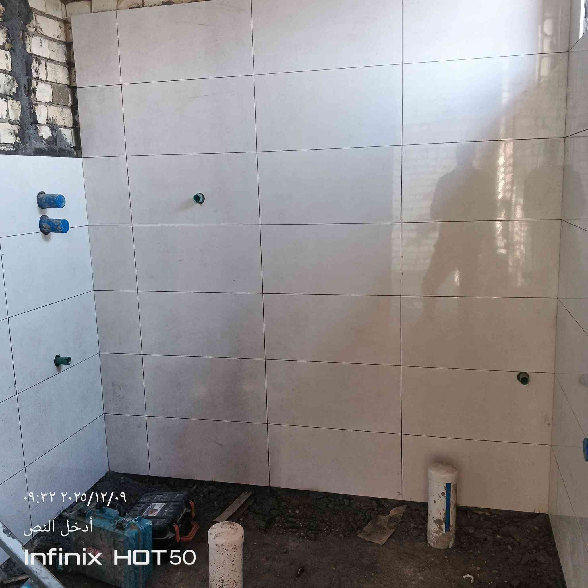 سلام عليكم خلفه سيراميك شغل درجه أوله شغل تسليم مهندس اي غلط بل شغل يطلع أخصر مواد كامله لبو لبيت شغل هندسي كادر متكامل وشغل فول نضافه هاذا رقمي ***********
