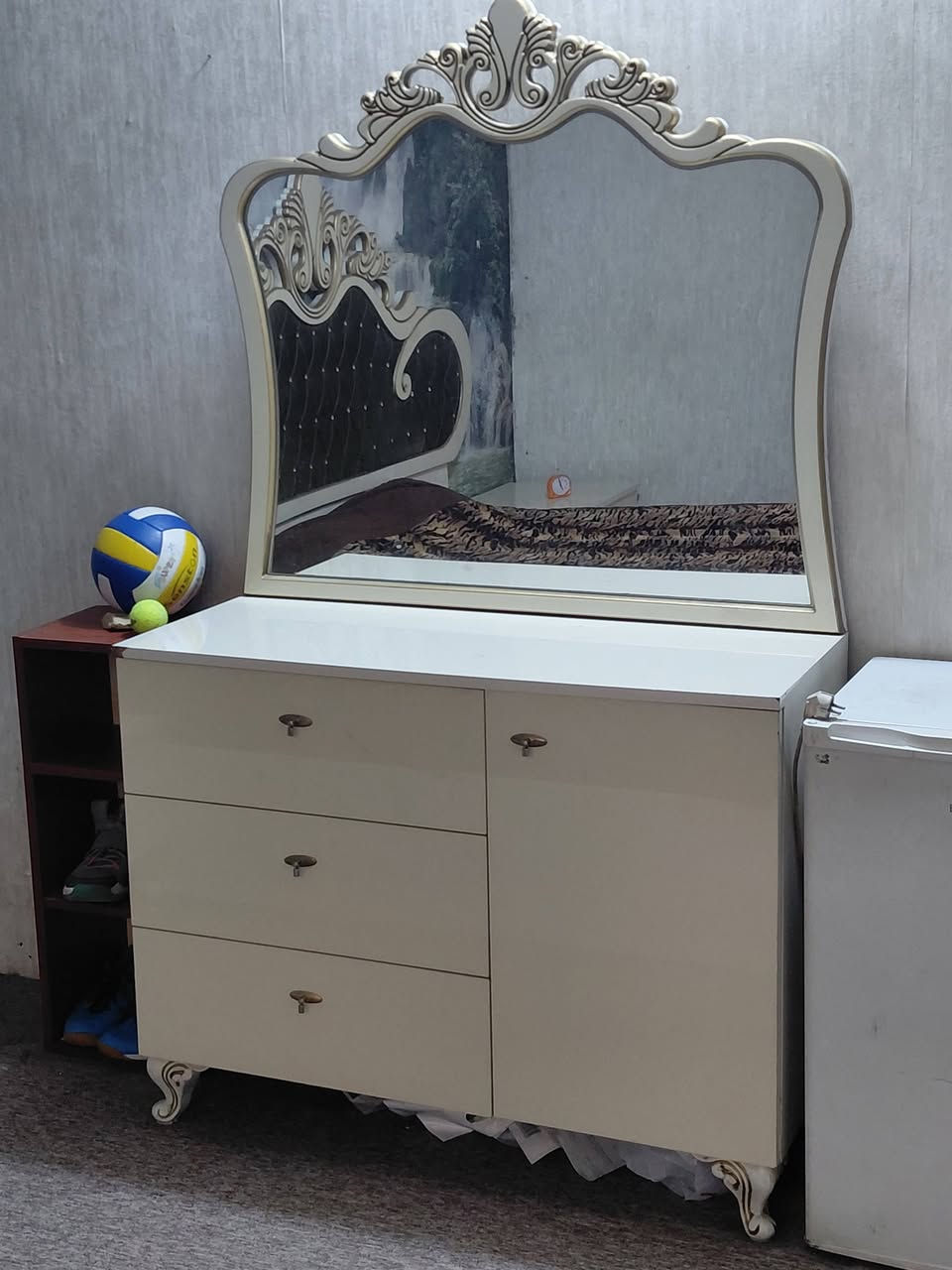 للبيع غرفة خمس قطع مستعمل نضيف
السعر ٣٥٠الف الاستفسار عن الموقع هذا الرقم *********** 
واتساب  فايبر ماسنجر موجود
