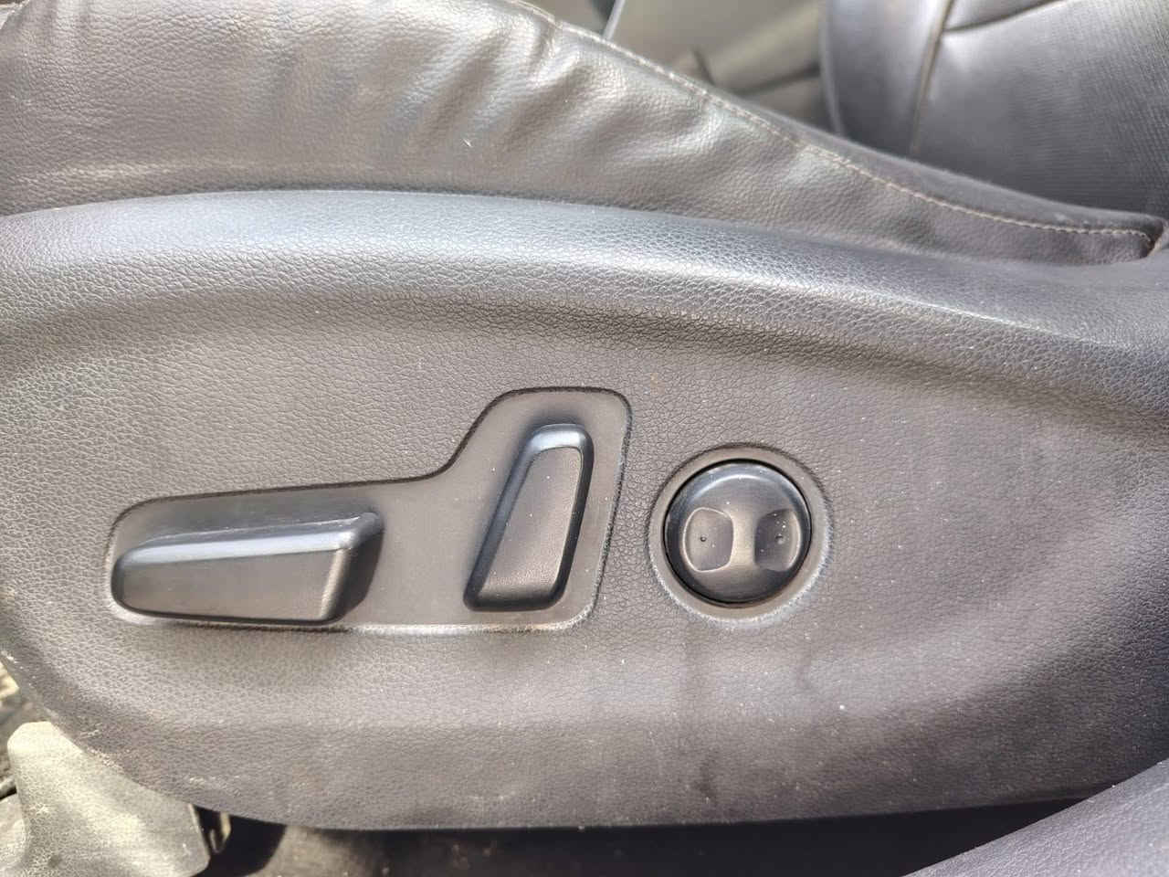 سلام وعليكم  سياره توسان 2020 وارد امريكي فول ليمتد عده الفتحه بصمه كشنات جلد وكهرباء تدفئه وتبريد بل كشنات تحكم ستيرن مثبت سرعه تبريد قطعتين صندوق كهرباء لغود شواصي مكفوله كير محرك على وضع الشركه ماشيه 76 الف سونار موضح بل صور  باسمي تحويل ثاني يوم سعر 150 وبيه مجال عنواني بغداد تقاطع درويش ***********
