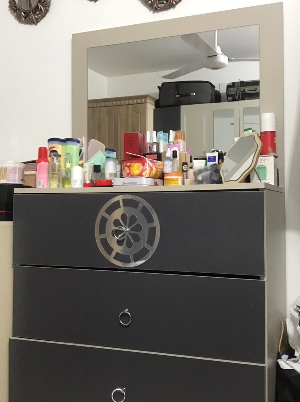 0771 588 9970
غرفة النوم كامل للبيع 
مستعمل قليل جداً 
سعر ٤٥٠ الف
