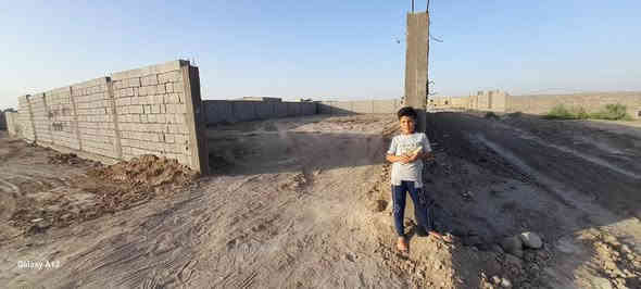 قطعة ارض للبيع زراعي 800م مدفونة ومسيجة جاهزه للسكن وجة القطعة 20م نزال 40م. الموقع ....حي الجوادين نزلة المدرسة الصينية.  مقابيل متوسطة القمرين تبعد عن الشارع العام حوالي 400م. لاستفسار ***********اتصال +واتساب نستقبل جميع العروض في مكتبنا الكائن في حي الجوادين قرب مدرسه شريف الرضي
