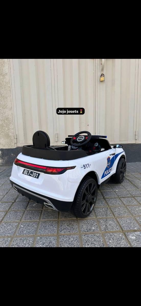 VOITURE RANGE ROVER POLICE 🔵🔴ELECTRIQUE 12V ⚡️
‎🎁🎊🎊 عرض خااااااص 🎊🎊🎁

✔️Batterie 12V7Ah. 
✔️4 Moteurs 💪.
✔️Télécommande 2,4 GHz.
✔️Fonction balançoire.
✔️Lumière Av et Ar LED.  
✔️Lumière de Police 🔴🔵. 
✔️Siréne de Police 🔴🔵. 
✔️Les amortisseurs. 
✔️3 Niveaux de Vitesse. 
✔️Design ergonomique.
✔️USB et Aux pour la musique.
✔️Bleutooth. 
✔️Carte SD. 
✔️Tranche d'âge : 1 à 7 ans. 
✔️Portes ouvrables. 
✔️Vitesse maximale : 10km/h
✔️Ceinture de sécurité.
✔️ Capacité de charge : 60 Kgs.

✅Les couleurs : Noir / Blanc / Rouge✅

‎📦🚚التوصيل مجاني لجميع المدن مع الدفع عند الإستلام. 

‎💵 تخفيضات 🤩🤩🎈


**إذا كنت صاحب هذا الإعلان وتريد حذفه لأي سبب، رجاءا أرسل رسالة إلى الدعم الفني**