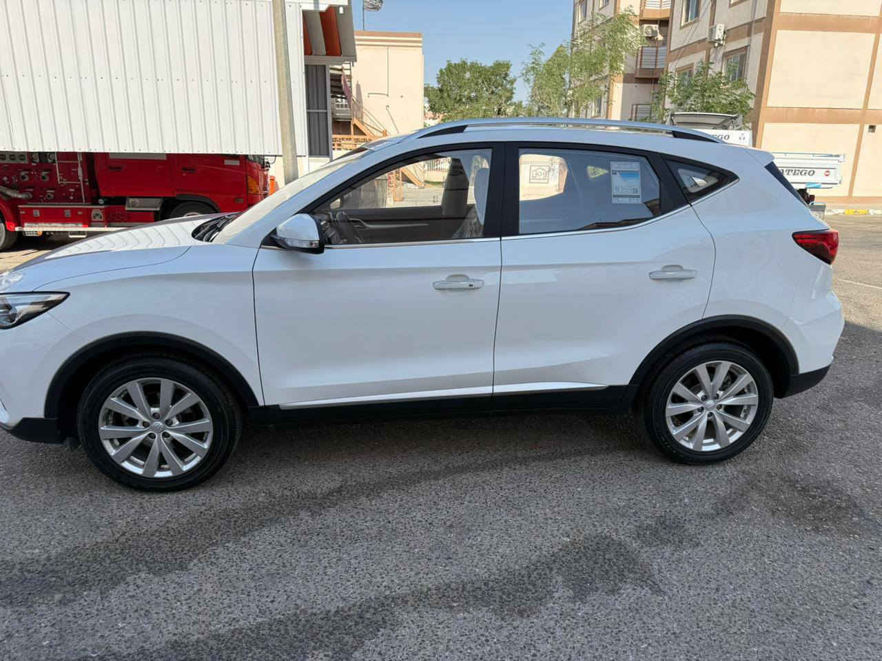 سيارة ام جي ZS موديل ٢٠٢٤ للبيع 
بيها ضمان الشركة

وماشية ٤٦٠٠ مرقمه بصرة بإسمي
بيها ضربة خفيفة بالباب اللي بصف السايق
ZS نص مواصفات
محرك 1.5
ناقل سرعة CVT
قوة المحرك 118 حصان
جنط 17 الومنيوم
مصابيح امامية LED
مصابيح نهارية LED
مصابيح خلفية LED
مكابح توقف الكترونية Auto hold
A.B.S
نظام الثبات الالكتروني ESP
نظام توزيع قوة الكبح EPD
نظام مكابح المنعطفات CBC
نظام مراقبة ضغط الهواء في الاطارات
نظام مساعد صعود التلال HAC
نظام مساعد نزول التلال HDC
وسائد هوائية عدد 2
مرايا كهربائية
اشارات في المرايا الجانبية 
مقود جلد مع تطريز احمر
حامل سقف
تكييف الكتروني
فتحة تكييف خلفي
فلتر لتنقية الهواء
نوافذ كهربائية مع فتح اوتوماتيكي
مثلت سرعة
بصمة
مقود قابل للتعديل
شاشة 10.1 انش
كاميرا خلفية
4 سماعات
بلوتوث
مداخل USB عدد 5 مع شاحن
Android Auto
Apple car play
تحكم بالمقود
حساس خلفي
شاشة عدادات 3.5 انش
عادم مزودج ( دبل اكزوزت )
كروم حول النوافذ
مقابض كروم
فرش قماش 
ضمان 3 سنوات او 60,000kmايهما اقرب
مكاني البصرة/مدينة الامل
السعر 130 وبيها مجال
*********** البصرة, العراق
