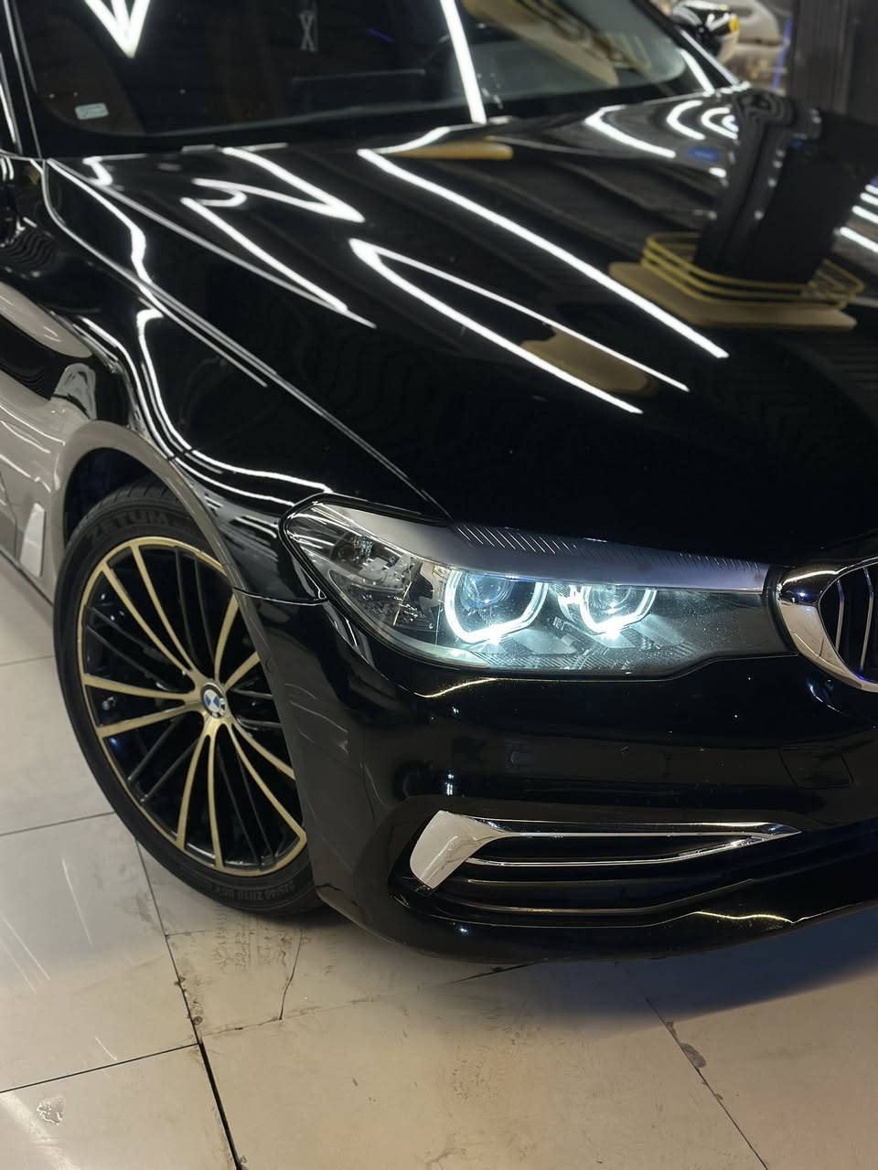 Bmw 530i وكالة العروش
موديل 2020 ( luxury line )  
بدون ضربة بدون صبغ فقط شخوط بالدعامية بسيطة 
محرك السيارة 4 سلندر توين بور تربو بسعة 2.0L 
المسافة المقطوعة 70,000 ميل 
السيارة فول مواصفات 
اضاءة LED 
حساسات 360 
كامرات 360 
خمس بردات 
ابواب شفط 
دخول ذكي 
نقاط عمياء 
فتحة سقف 
ويل اصدار خاص بشركة العروش 
السيارة مثالية ميكانيكيا 
الداخلية نظيفة جداً 
مقاعد جلد 
تحكمات ستيرن
ستيرن جلد 
شاشة 
اضاءة داخلية بيانو 
نظام صوتي هارمن كأردن 
انظمة قيادة 
مساعدة على الاصطفاف 
بصمتين ( بصمة تحكم كبيرة ) 

للتواصل على الواتساب ***********
