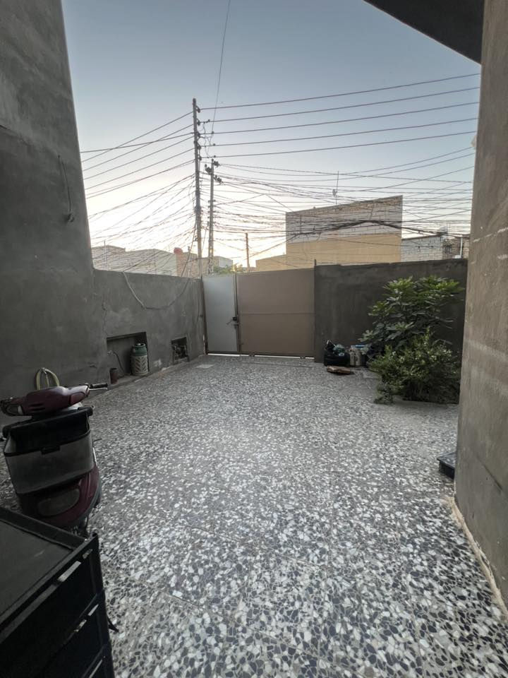 بيت للبيع 200 متر مربع 
في كربلاء - قرب محطة كهرباء حي الحر 
طابقين 
الطابق الاول ( طارمة + حديقة + صحيات خارجية + غرفة نوم + مطبخ حار وبارد + واستقبال مفتوح على صالة + منور عدد ٢ + و صحيات شرقي وغربي ) 
الطابق الثاني ( ٣ غرف نوم + صالة + صحيات شرقي وغربي + سطح داخلي ) 
الطابق الثالث ( بيتونه مساحة ممتازة لغرض التخزين مع السطح الرئيسي للبيت ) 
للتواصل والاستفسار 
***********
