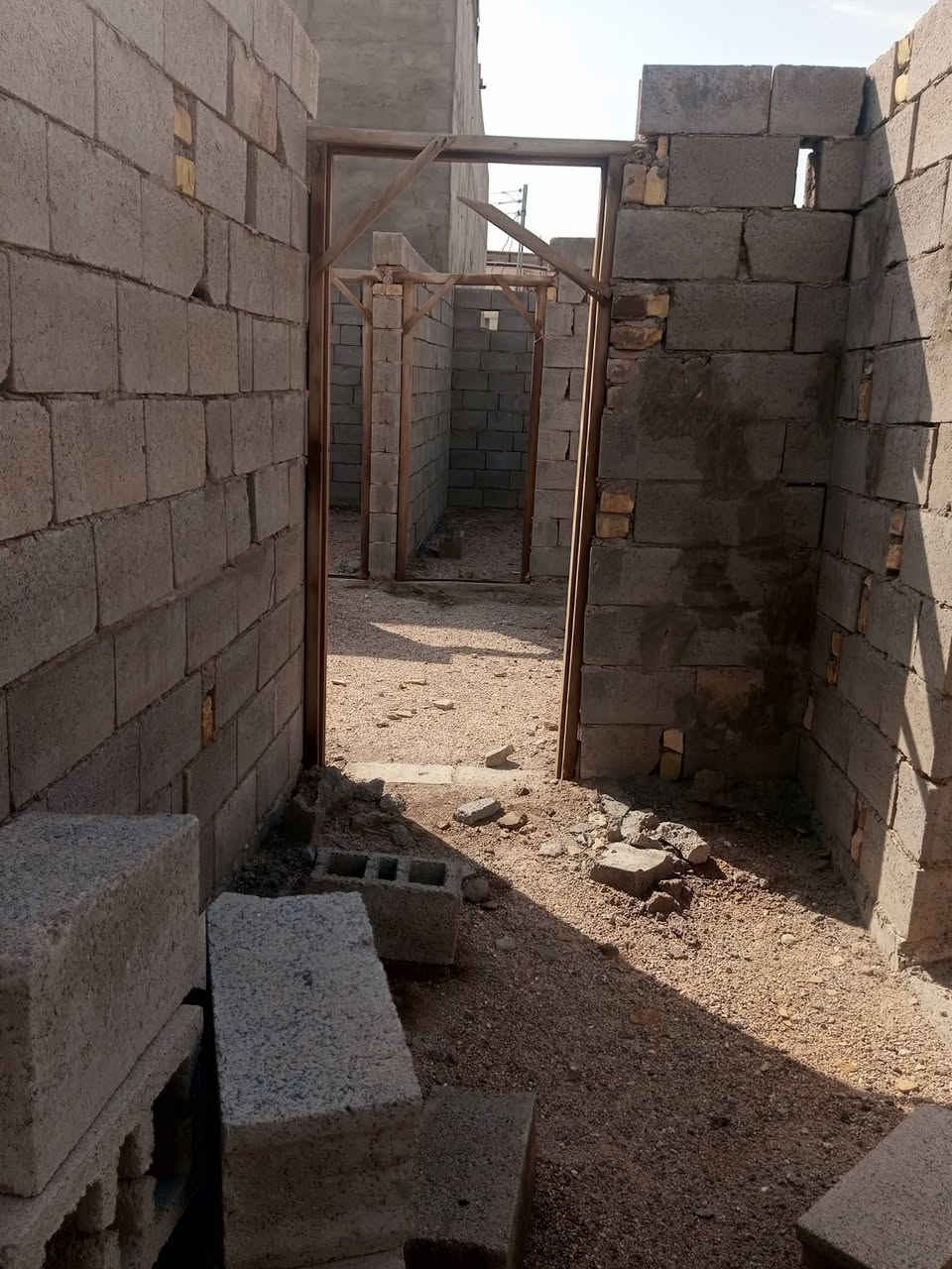 بيت هيكل بدون رباط طابو زراعي سند 25 المكان الصالحية خلف مدرسه الريف الزاهر المساحه 200 متر غرفتين وصاله ومطبخ وحمام داخلي ومناور ودوانيه ودرج داخلي يم الصاله حمام خارجي
اتصال ***********
