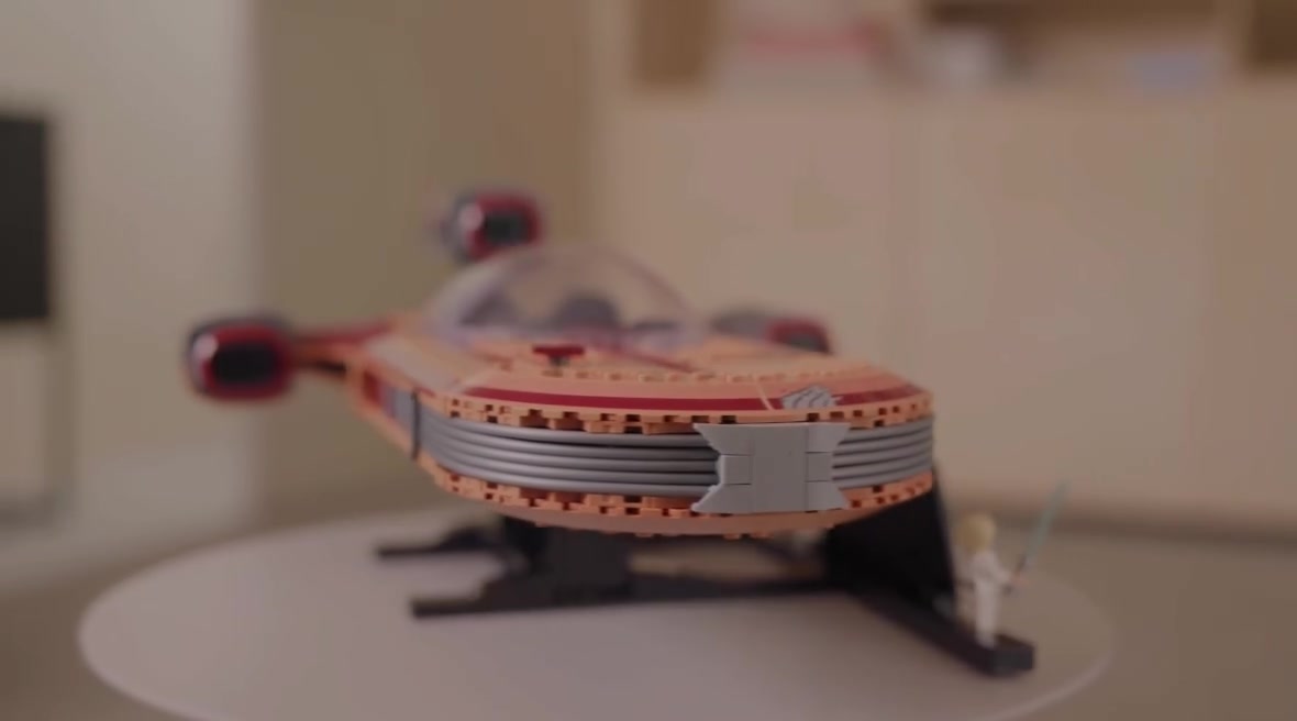 العنوان: للبيع: مجموعة LEGO Star Wars UCS Luke Skywalker's Landspeeder (المجموعة 75341)
الوصف:
يا له من تحفة فنية! أعرض للبيع مجموعة LEGO Star Wars UCS Luke Skywalker's Landspeeder (موديل 75341) الجديدة تمامًا في علبتها الأصلية. هذه المجموعة مخصصة لهواة التجميع الحقيقيين وتوفر تجربة بناء استثنائية.
تفاصيل المجموعة:
 الحالة:تم الفتح وتركيب
 التفاصيل: تتميز المجموعة بمحركات مفتوحة مكشوفة، ومقصورة قيادة دقيقة، وحامل عرض أنيق.
 الأجزاء الحصرية: تتضمن مجسمًا مصغرًا حصريًا (Luke Skywalker) ولوحة معلومات كاملة المواصفات.
 تجربة UCS: جزء من سلسلة Ultimate Collector Series الشهيرة بجودتها وتفاصيلها الفائقة.
ملاحظة حول العلبة:
 العلبة في حالة ممتازة باستثناء علامة متجر داخلية/بطاقة جرد صفراء (كما هو موضح في الصورة) وقد أزيل جزء من ملصق السعر الأصلي تحتها. هذا أمر طبيعي بالنسبة للمجموعات التي تأتي من متاجر البيع بالتجزئة، ولا يؤثر على محتويات المجموعة على الإطلاق. المجموعة بالداخل سليمة 100%.
السعر: [150]
الموقع: [بغداد :الغزاليه]
الشحن والدفع:
 يفضل التسليم يدويًا للمحافظة على المجموعة.
 الشحن متاح عبر شركات موثوقة (يتحمل المشتري التكلفة).
 الدفع: نقدًا، تحويل بنكي، أو عبر التطبيقات المتاحة ().
للتواصل:
يرجى إرسال رسالة خاصة للحصول على مزيد من التفاصيل أو لترتيب موعد للشراء.
***********
