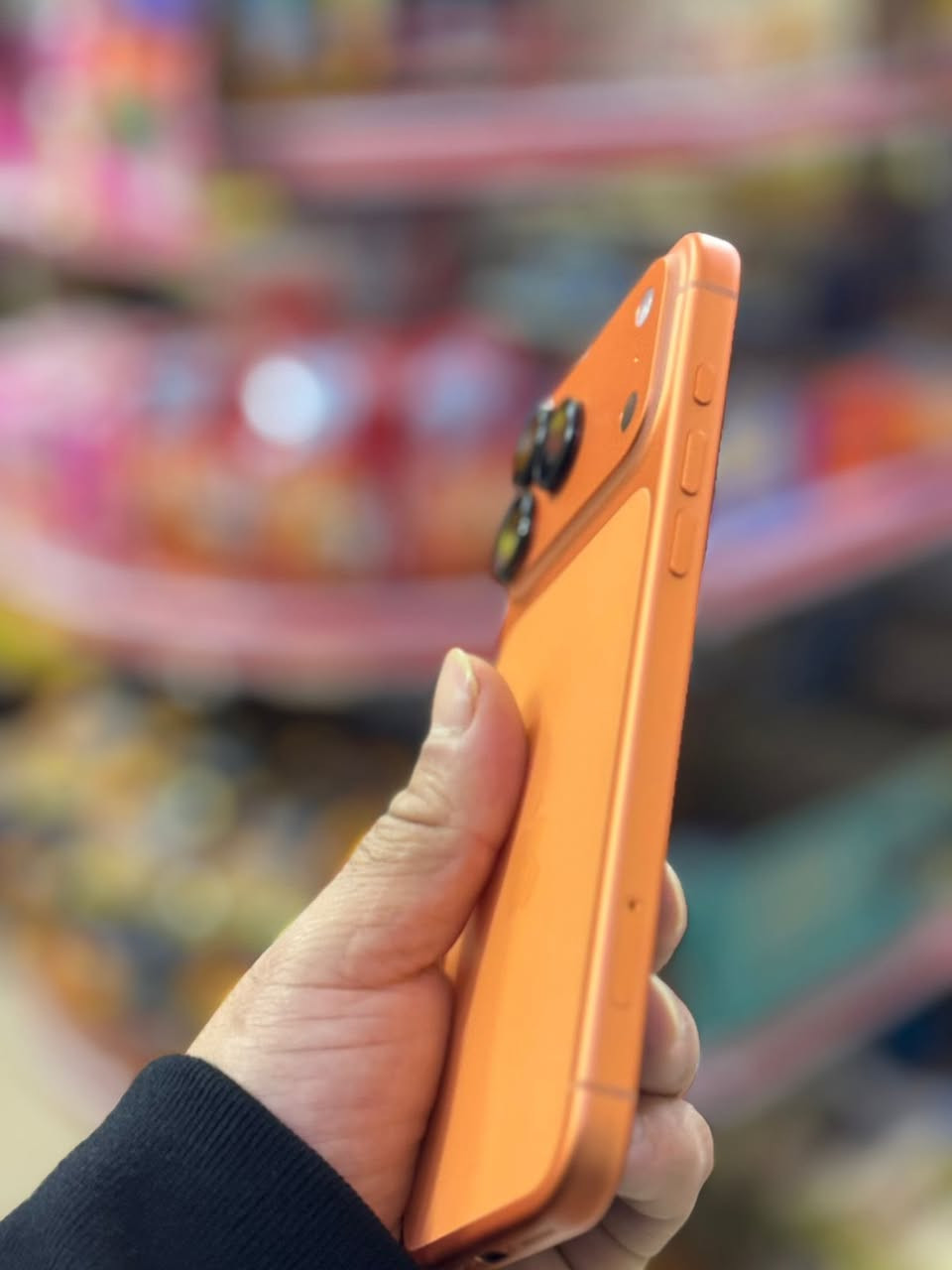 السلام وعليكم آيفون ١٧ برو ماكس ذاكره ٢٥٦ عدد الدورات ٣ نسخت za سيمكارت سعره ١٩٥٠ وبيه مجال شراي يتصل *********** مكاني بغداد الدوره
