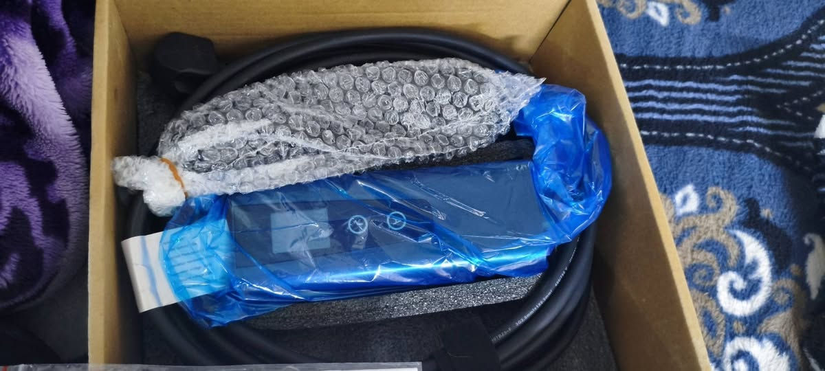 ط
شاحن سيارة كهربائية محمول (جديد لوك 📦)
​للبيع شاحن EV محمول ذكي، مستورد (أمازون)، بحالة الوكالة (جديد بكارتونه وغير مستخدم).
​✅ المواصفات الفنية:
​الحالة: جديد تماماً "لوك" مع الكارتون والحقيبة الأصلية وكتيب التعليمات.
​القدرة: يصل إلى 16 أمبير (شحن سريع ومنزلي آمن).
​المنفذ (الفيشة): نوع Type 2 العالمي (مناسب لسيارات ID4, ID6, Mercedes, BMW, Tesla والسيارات الهجينة).
​التحكم الذكي: يحتوي على شاشة LCD لعرض (الفولتية، التيار، درجة الحرارة، وكمية الطاقة المشحونة).
​المميزات:
​أزرار للتحكم بالأمبير وتعديله حسب قوة كهرباء البيت.
​خاصية Timer (مؤقت) لضبط وقت بدء الشحن تلقائياً.
​حماية متكاملة من الارتفاع المفاجئ في التيار والحرارة.
​التوصيل: قابس ثلاثي (UK Plug) يركب مباشرة على النقاط المنزلية في العراق.
​📦 الملحقات: الكارتون الأصلي، حقيبة حمل متينة ضد الماء، دليل المستخدم.
​💰 السعر: ١٢٥


**إذا كنت صاحب هذا الإعلان وتريد حذفه لأي سبب، رجاءا أرسل رسالة إلى الدعم الفني**