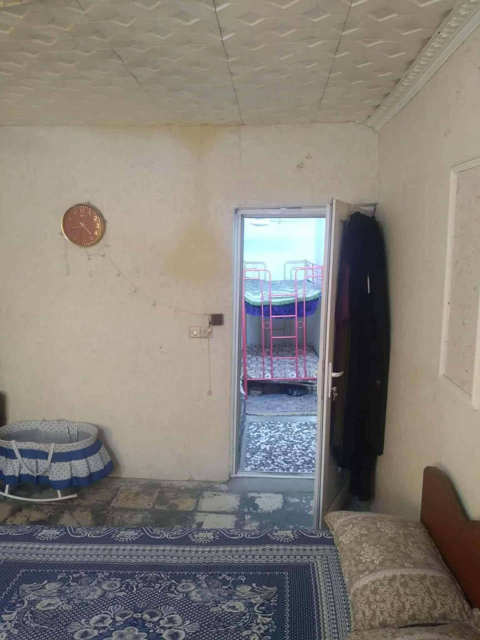 بيت  للبيع في منطقة المشاتل خلف شارع المدارس المساحة واقع حال 50 متر  موقع البيت علئ فرعين   متكون من  طرمة و صاله كبيرة 6×4 ومطبخ ومنور حمام وطابق ثاني غرفه اطفال وغرفه نوم كبيرة وبلكونه وبيتونه وسطح البيت كامل من كل شي ماء وخط مولد ونت وكهرباء 3 خطوط  السعر 37
‏‪0788 412 3222‬‏
