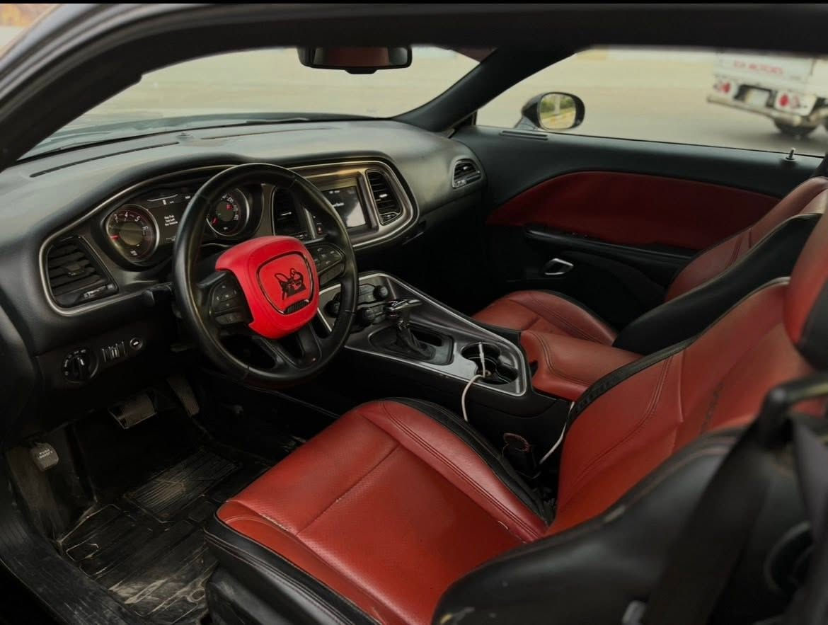 Dodge challenger sxt 2019
السلام عليكم 

مواصفات فئة ال sxt
شاشة وسط carplay
معدل عليها دعاميات ودفيوزر srt عدا البنيد
دوسات جانبية
ضايفليها حلوك اكزوز و بوابات بالاكزوز

مكينة گير شاصي تبريد كفالة

ماشية 72 الف ميل

ضربة السيارة من امريكا جاملغ وبنيد جهة سايق 
وانطخت على ايدي جهة الباب مثل ما موضح بالصور

السيارة بأسمي وعنوان بغداد

سعرها ب 160 ورقة وبيها مجال للشراي

رقم صاحب السيارة : ***********
