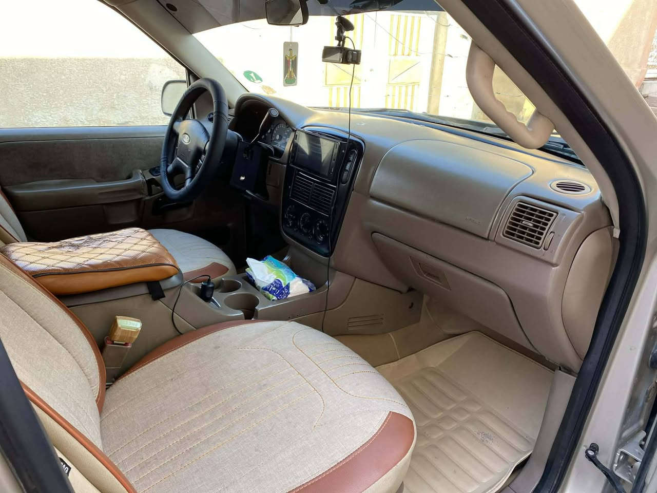 للبيع او المراوس فورد اكسبلور 

مديل 2004 السيارهً مال مزاد اوراقها كاملهً 

محرك 4000 بلادي وجديد 7 راكب مدوشمهً ومفروشهً كاعيتها وغرفتها حلوهً 

تبريد 3 قطع مصبوغهً حزام بدون اي حادث 

حداديه وتخم تاير بيها  

عارضها ب80 $ وبيها مجال ان شاء الله. 

*********** وتساب
