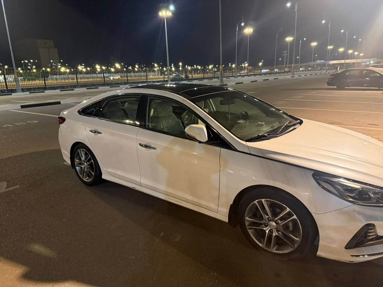 السلام  عليكم
سوناتا 2018 خليجي فول موصفات محرك 2.4 دوش ماشيه 62 الف
باب خلف السائق بيه طخه من جوه وانصبغ وبارد بالصندوق بالطرف كلش باقي كفاله من كير محرك حداديه تبريد بسم شركه الراوى تحويل وكاله 
السعر 177 وبيها مجال مكان بصره مطيحه 
***********
