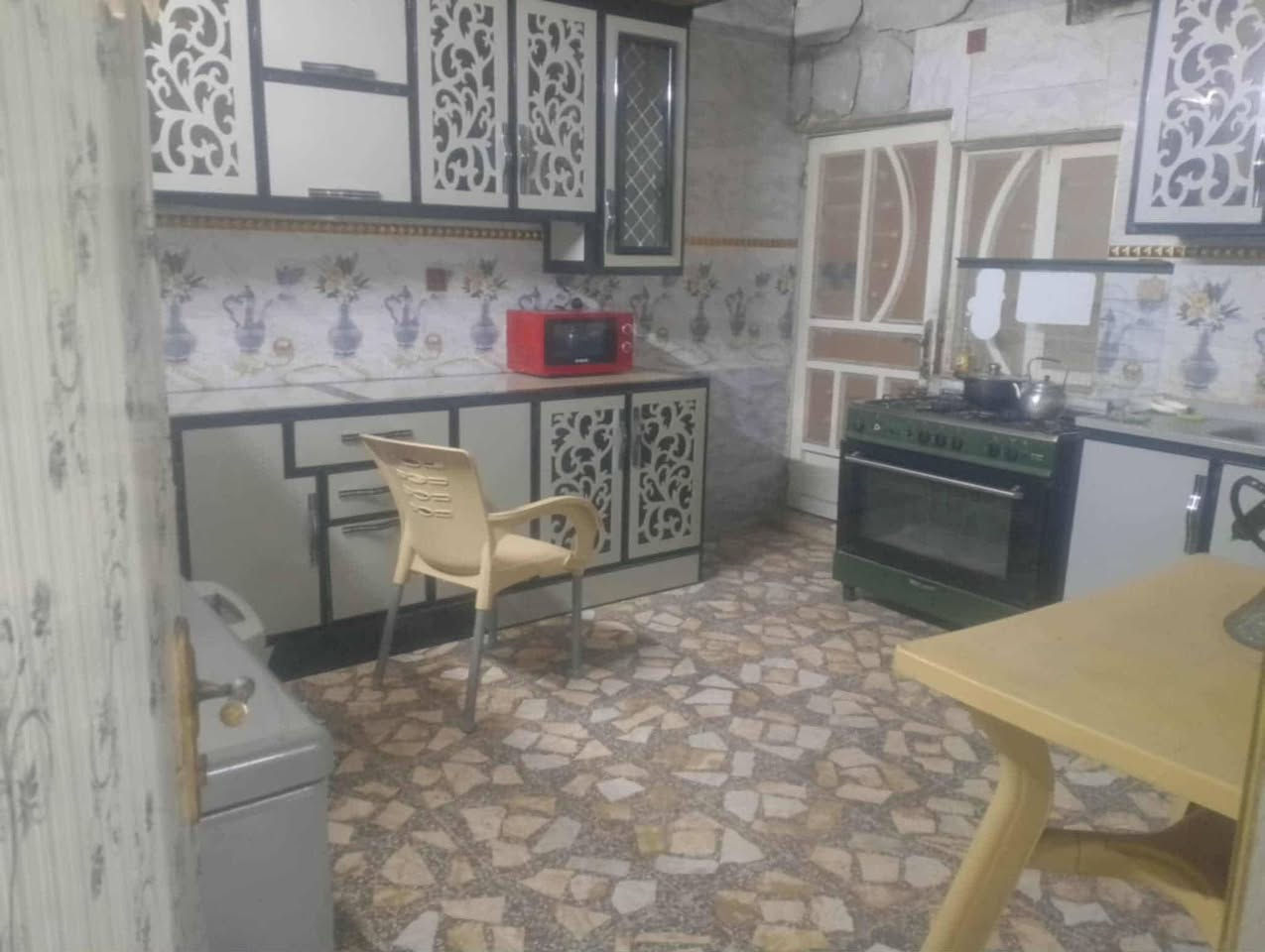 بيت للبيع حي العسكري قرب الادله الجنائيه 200متر طابق ونص الطابق الثاني مفصول ع الشارع باب وحده ترميم جديد كولش نضيف الطابق الاول غرفتين 4/6///صاله 7/4///استقبال4/8///حمامات داخلي واخارجي ثنين مناور //مدخل 3//2//طرمه جبيره الطابق الثاني غرفه وصاله ومطبخ وصحيات وسطح //السعر135🔐 استفسار ع هذا الرقم ***********واتساب ***********
