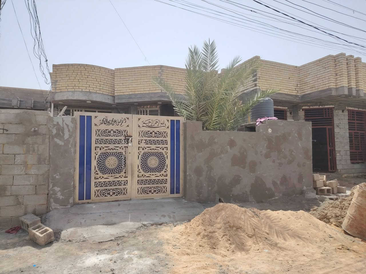 بيت 🏡 للبيع زراعي.    المساحه 150 متر
بيت جاهز للسكن
 بناء حديث ارضيه وسقف مسلح
يتكون من استقبال ومطبخ وصاله وغرفة نوم وحمام
المكان الصويرة حي الفرات مقابل محطة وقود الجوهره
والسعر الاتصال على الرقم
***********
***********
