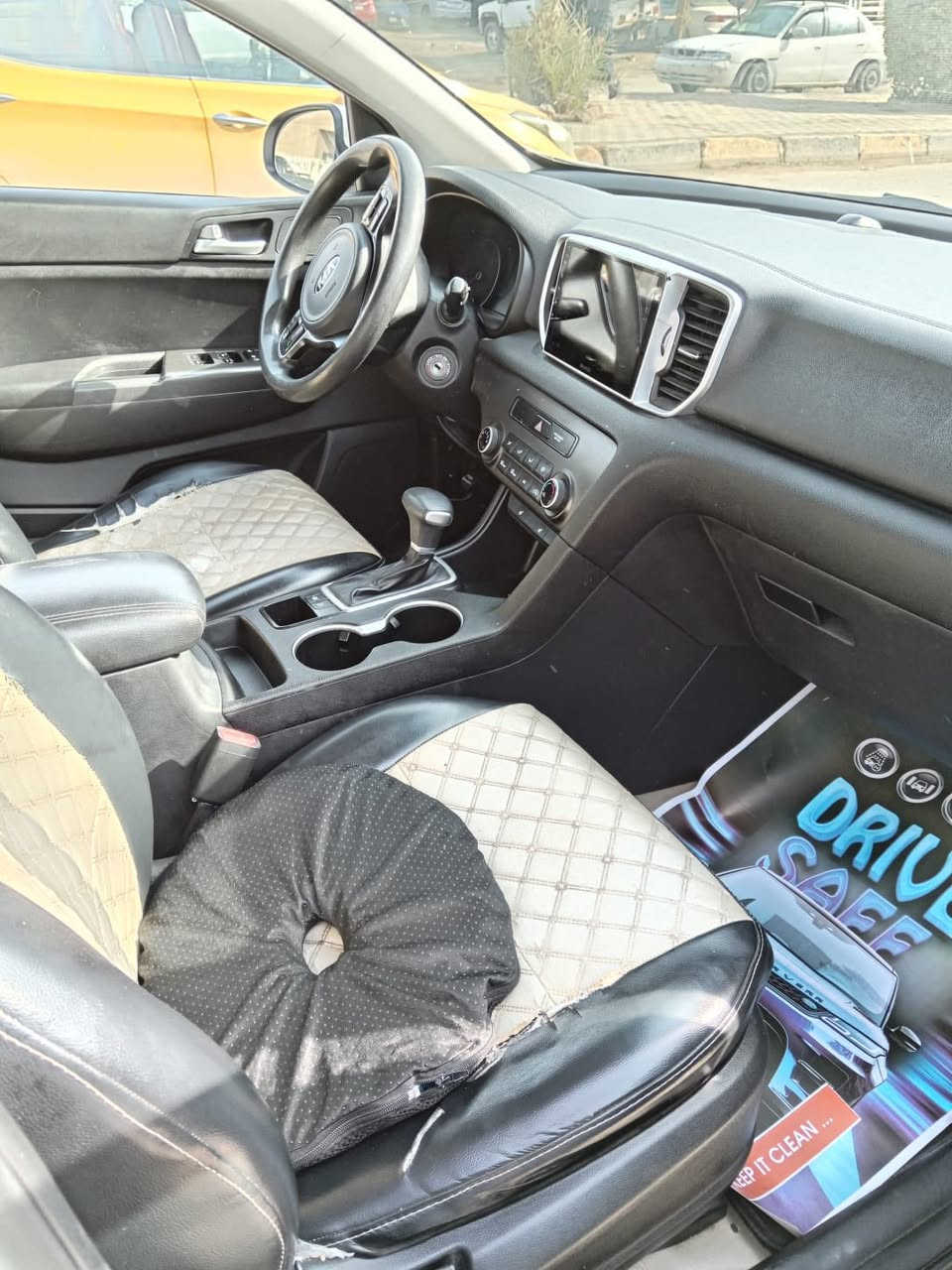 السلام عليكم 
سبورتج 2019 وارد امريكي بيه بابين صبغ عكس سايق سياره جديده ماشيه 98 الف كيلو مكانها بغداد للاستفسار ***********
