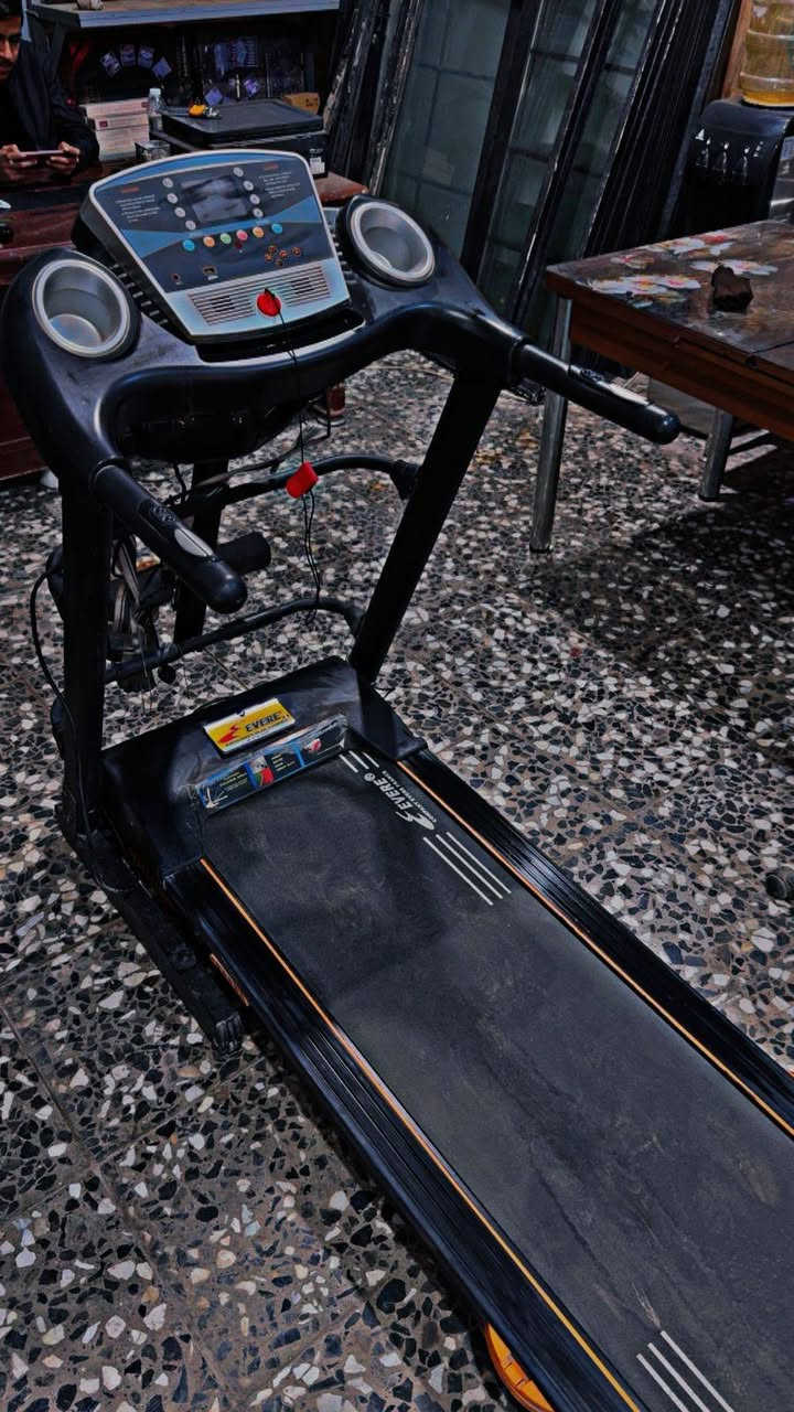 جهاز جري للبيع جدا نضيف يتحمل وزن ١٤٠ كيلو السعر ٣٠٠ لاستفسار ***********
