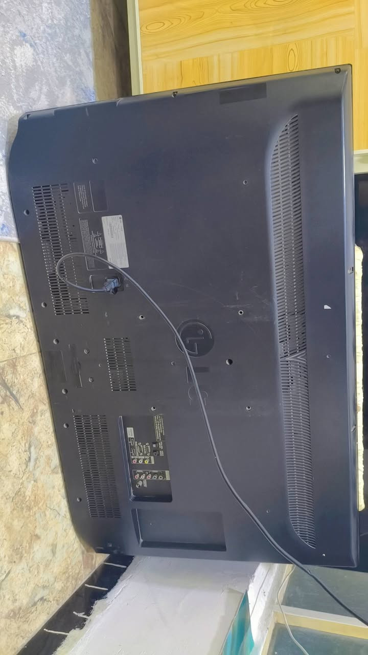 السلام عليكم شاشة نوع LGاصلي بدون نت حجم ٤٣ نظافة ٩٠%  السعر ١٣٠ عنوان بغداد البياع ***********
