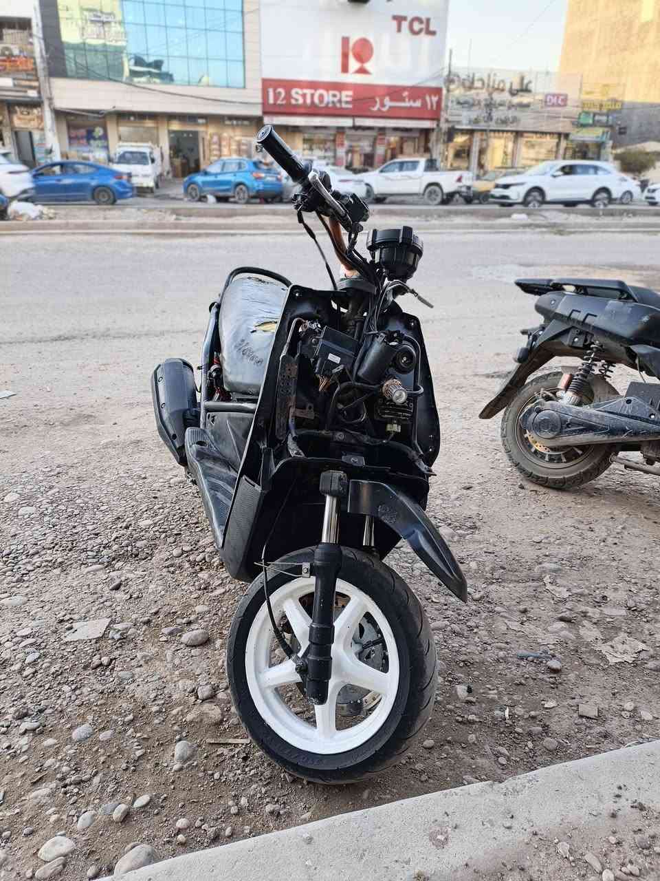 السلام عليكم دراجه سكنس للبيع دراجه كامله مكمله 
نقوصاتها شي بسيط دراجه شغاله نكره سلف وياله رياضي لون ابيض تايرات جيلاتين كهربايات كامله مكمله عداد كيج بانزين  كله شغال دراجه شلعه معدل بريكات امامي خلفي كله شغال دبلات جدد هايدروليك ملاح حلو ترايك وين ميعجبك باتري جديد كفراتهه كامله مكينه ناعمه وحلوه بانزين كله محسن السعر 600 وبيهه مجال بك لايت كامل دراجه مسون ولفات فقططط المكان حي القاهره الرقم *********** وتساب
