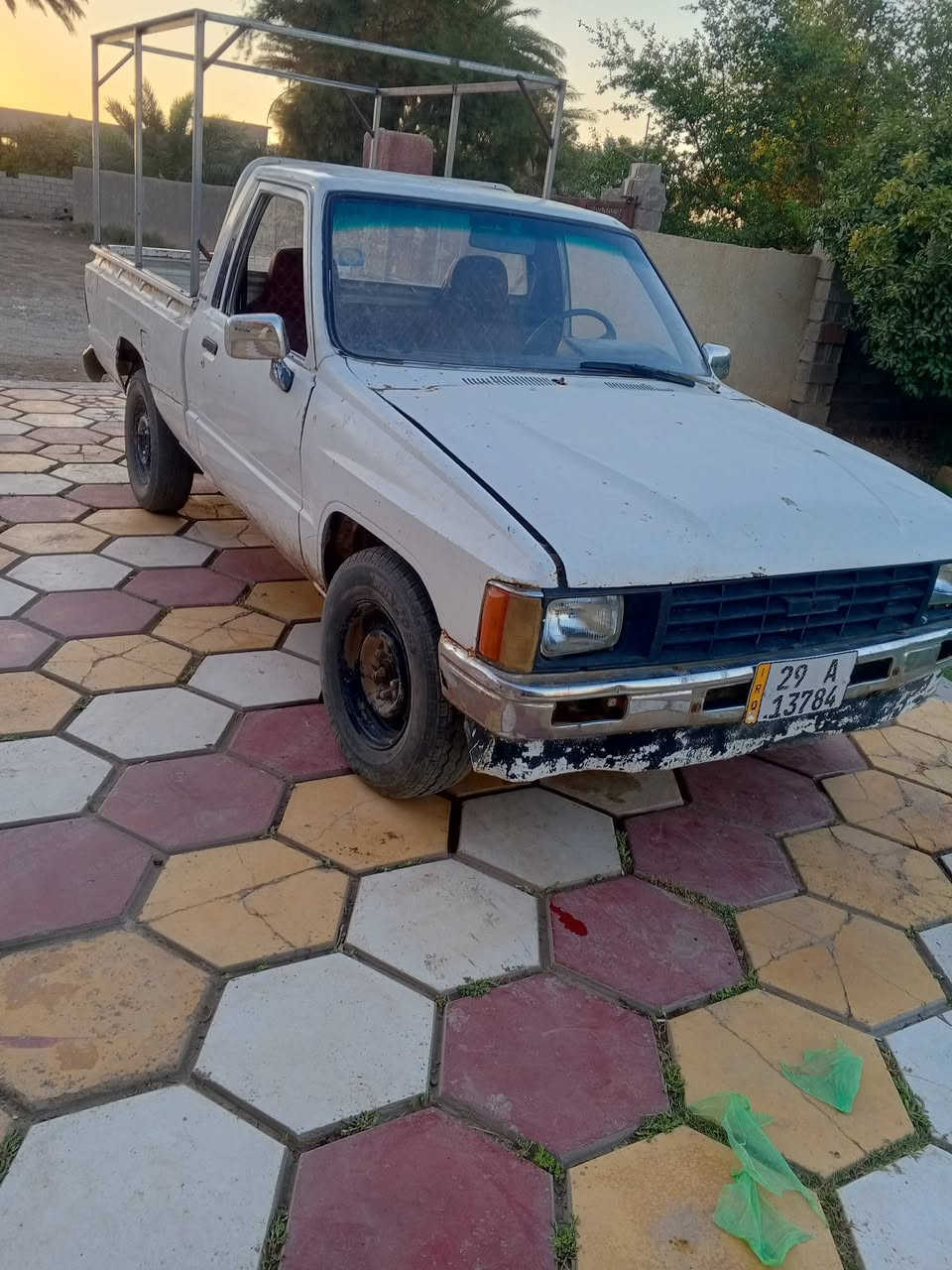 تيوتا للبيع موديل 87 رقم واسط 5كير شاصي مكفول محرك خير من الله حداديه نضيفه  اتصل ودلل ***********

