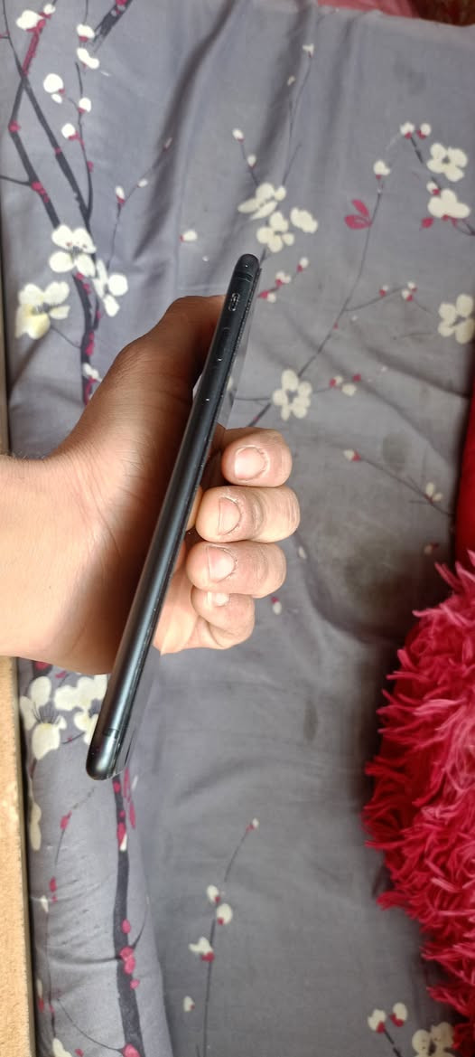 📱 للبيع iPhone 7 Plus – لون أسود
🔹 الذاكرة: 32GB
🔹 الحالة: جيد ونظيف
🔹 البطارية: مبدلة جديدة 99% 🔋
🔹 الشاشة بيها فطور خفيفة بس ما مأثرة على اللمس أو الاستخدام
🔹 الجهاز شغال تمام وكلشي بيه جيد
💰 السعر: 65 ألف دينار
✔️ قابل للتفاوض بالمعقول
📍 الموقع: بغداد – البلديات
📩 للتواصل خاص


**إذا كنت صاحب هذا الإعلان وتريد حذفه لأي سبب، رجاءا أرسل رسالة إلى الدعم الفني**