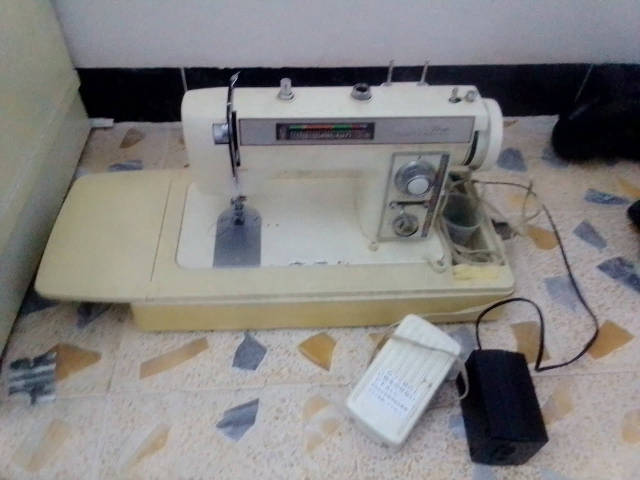 مكنيه خياطه للبيع مال بيت 
بي سعر ٢٠٠ ألف مستعمله شئ قليل
للستفسار  على الرقم ***********
 أو على الصفحة .
