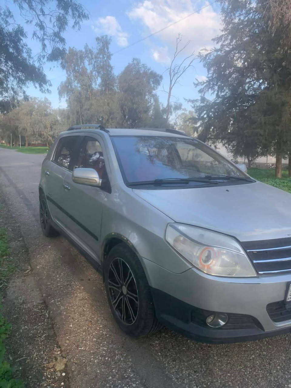 جيلي كروز ام كي  
موديل 2013 
*سيارة رقم سليمانية و بسمي ثاني يوم تحويل 
*دفتر بنزين موجود
*محرك 1.6 و گير عادي . بشرط 
*سيارة بدون ضربة او صبغ مكفولة
*تبريد مضبوط ❄️ 
*تايرات جديدة 
*دبل كونترول 
*4 جامات كهربائي 
*شاشة مع كاميرة خلفية 
سيارة كلش نضيفة و حيل اقتصادي و مابي اي نواقص سيارة جاهزة .  *********** واتس اب كركوك, العراق
